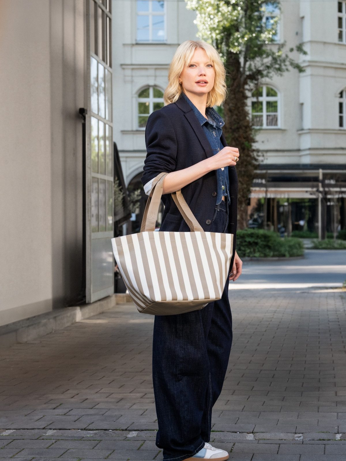 REISENTHEL® Tragetasche reisenthel shopper M summerstripes coffee – Bild 4 von 5