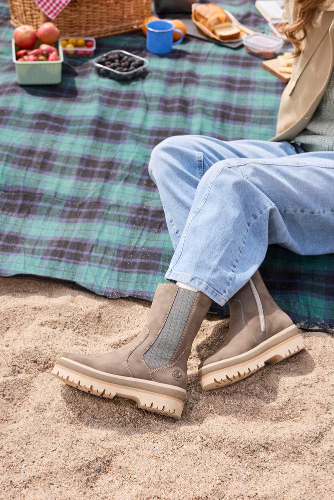 Rieker Chelseaboots Stiefelette mit Reißverschluss und Profilsohle – Bild 5 von 5