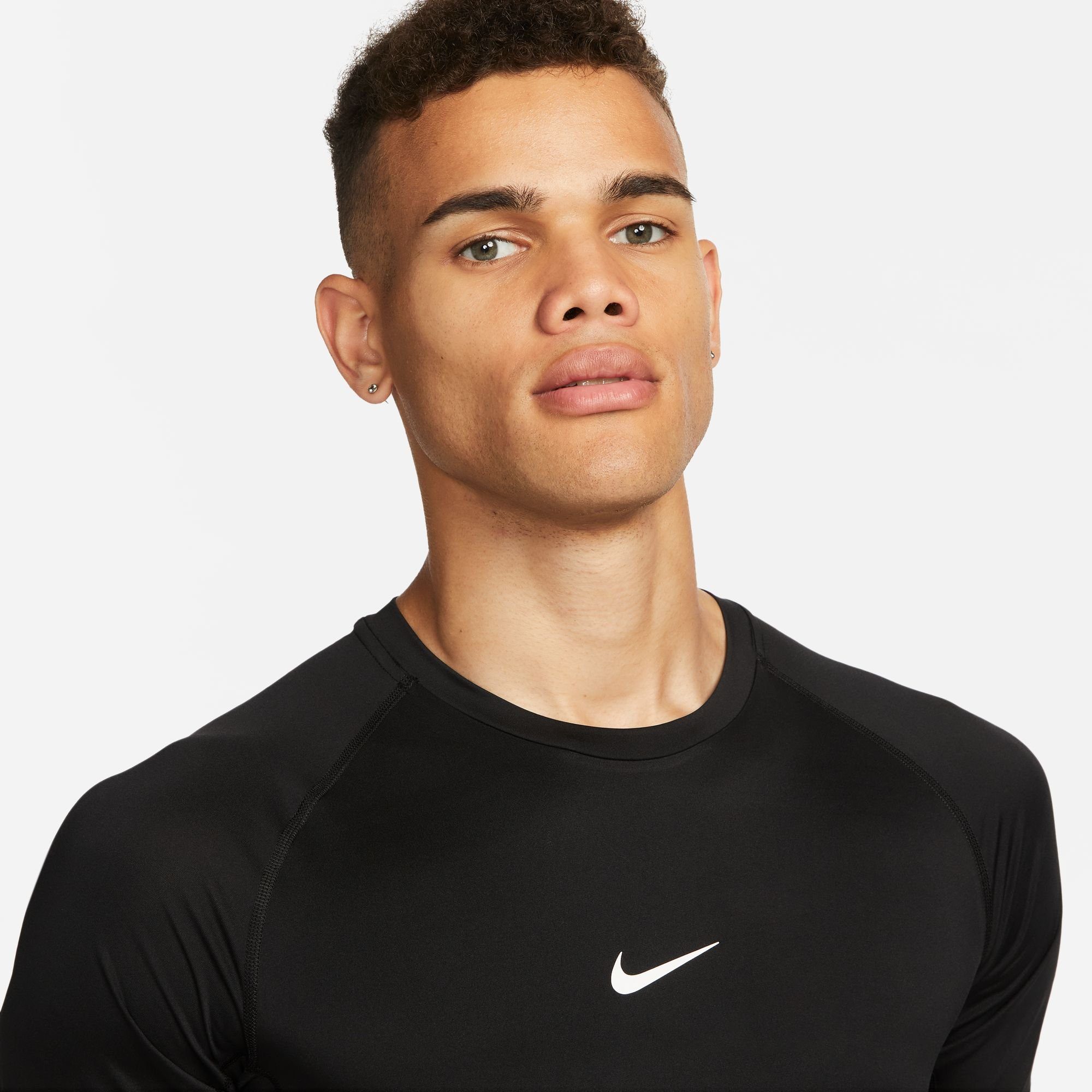 Nike Trainingsshirt M NP DF TIGHT TOP SS eng anliegender Schnitt, atmungsaktiv, schnell trocknend, elastisch