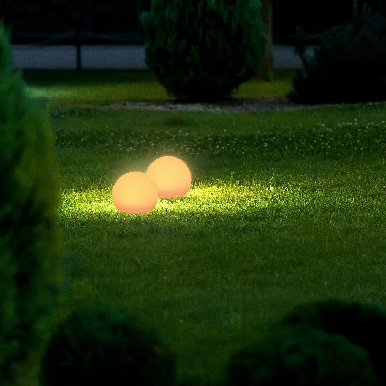 Casativo LED Solarleuchte Solar LED Leuchtkugel Ø20cm Farbwechsel-Lichtkugel Garten kabellos, Leuchtmodi: 5 Modi (Dauerleuchten, Blinken, Stroboskop, pulsierender Farbwechsel, fließender Farbwechsel), 16 einstellbare Farben, 4-stufig dimmbar per Fernbedienung IP67 & Erdspieß