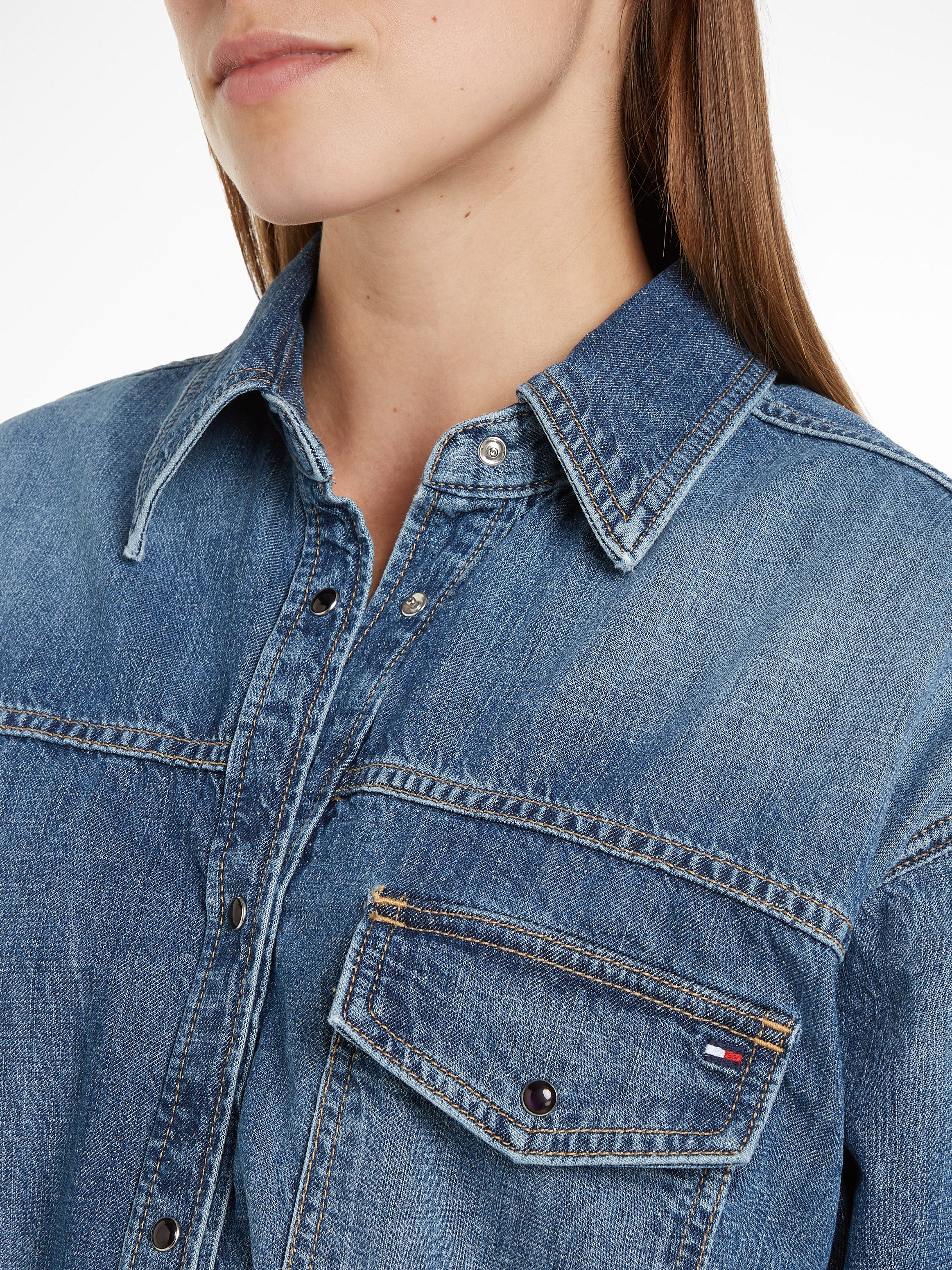 Tommy Hilfiger Hemdbluse DNM LS RELAXED SHIRT BETH mit Tommy Hilfiger Flagge