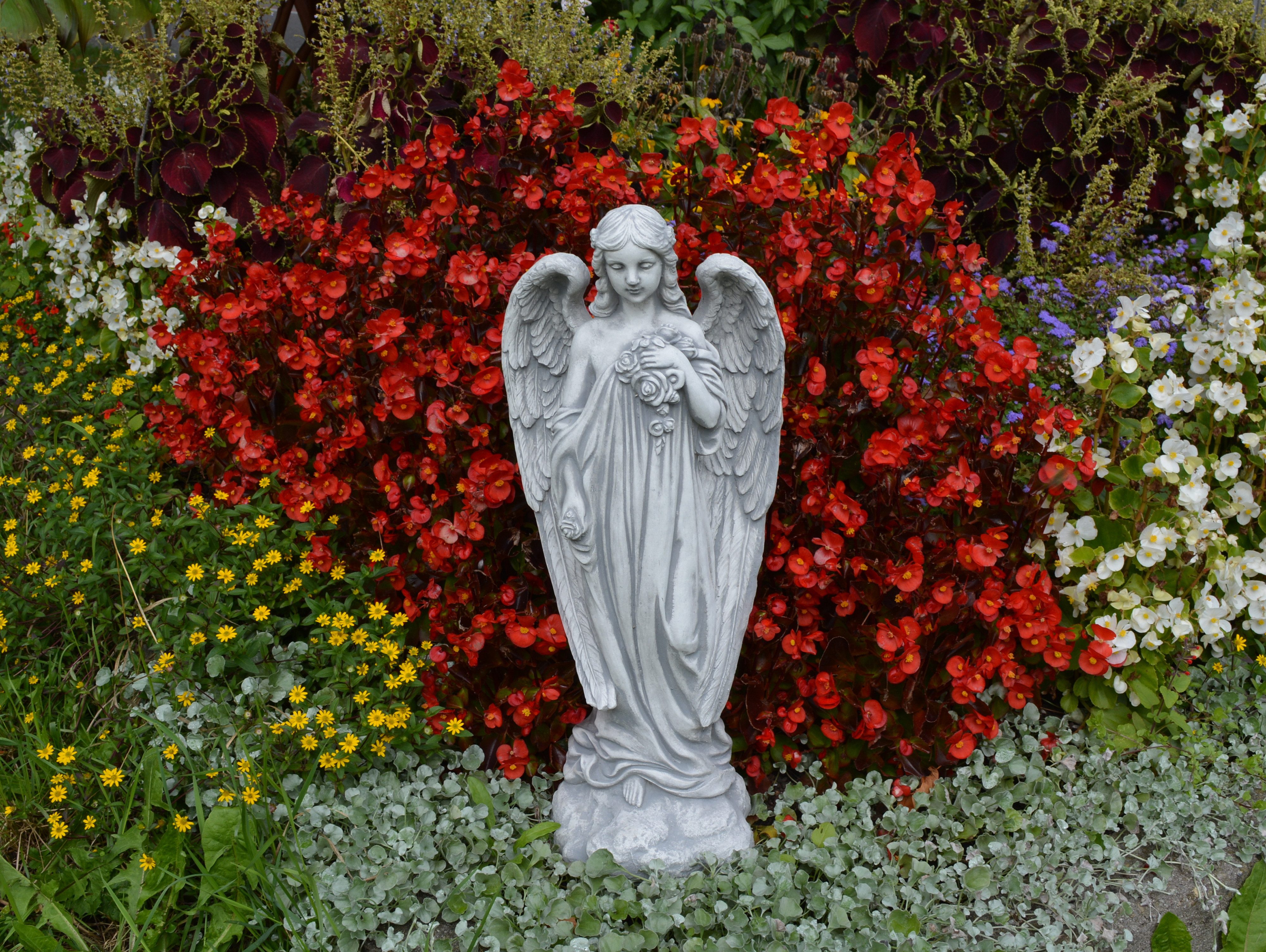 gartendekoparadies.de Gartenfigur Engel mit Flügeln, Grabengel, Steinfigur, H. 57 cm, 13 kg, Frostsicher