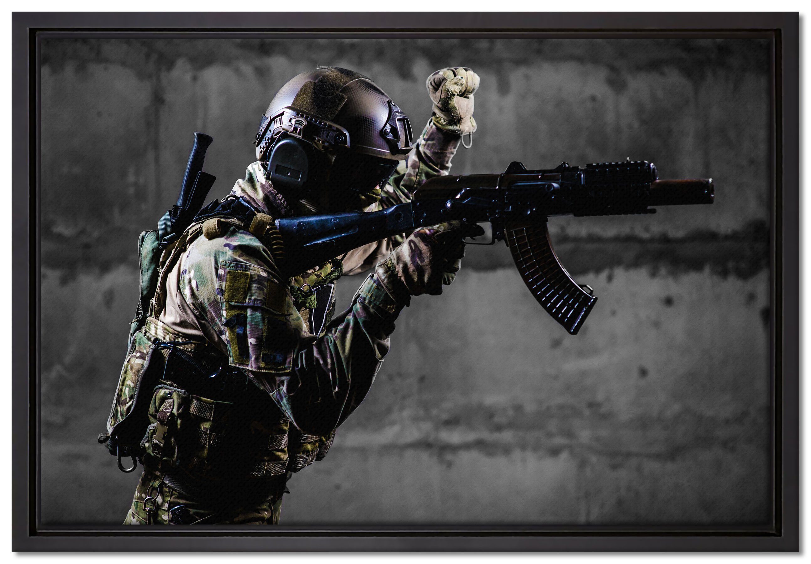 Pixxprint Leinwandbild Soldat mit Uniform im Einsatz, Wanddekoration (1 St), Leinwandbild fertig bespannt, in einem Schattenfugen-Bilderrahmen gefasst, inkl. Zackenaufhänger