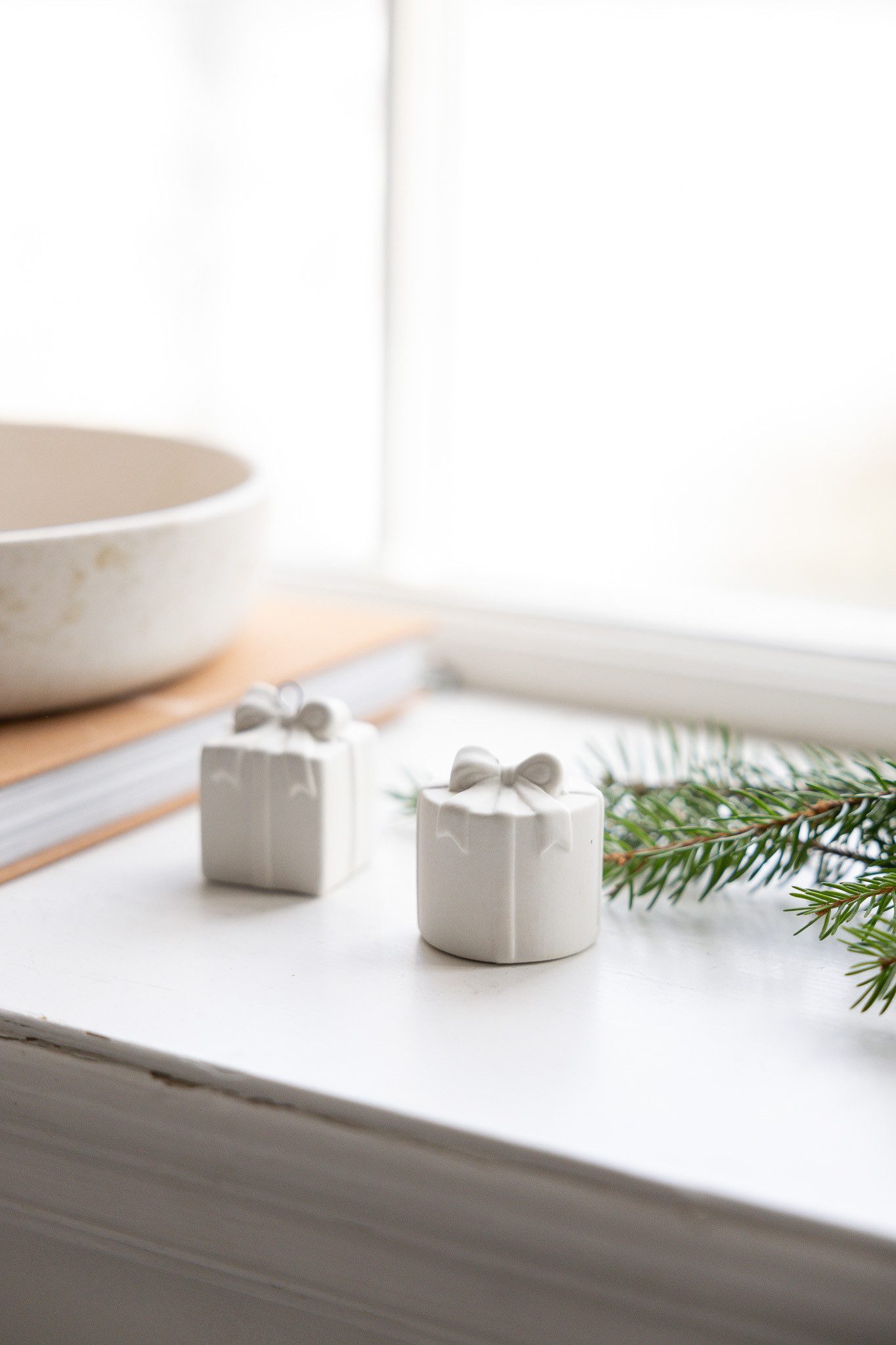 Storefactory Dekoobjekt Figur Geschenk Kramhult Keramik Weiß, Dekofigur für Weihnachten