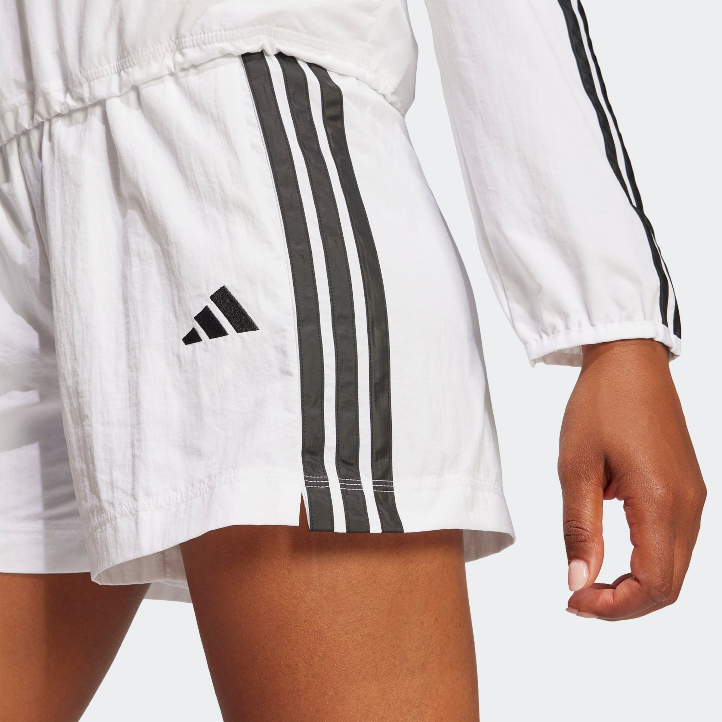 adidas Sportswear Shorts ESSENTIALS 3-STREIFEN LIFESTYLE WOVEN für Sport, aus Polyamid, mit Gummizug, leichte Qualität