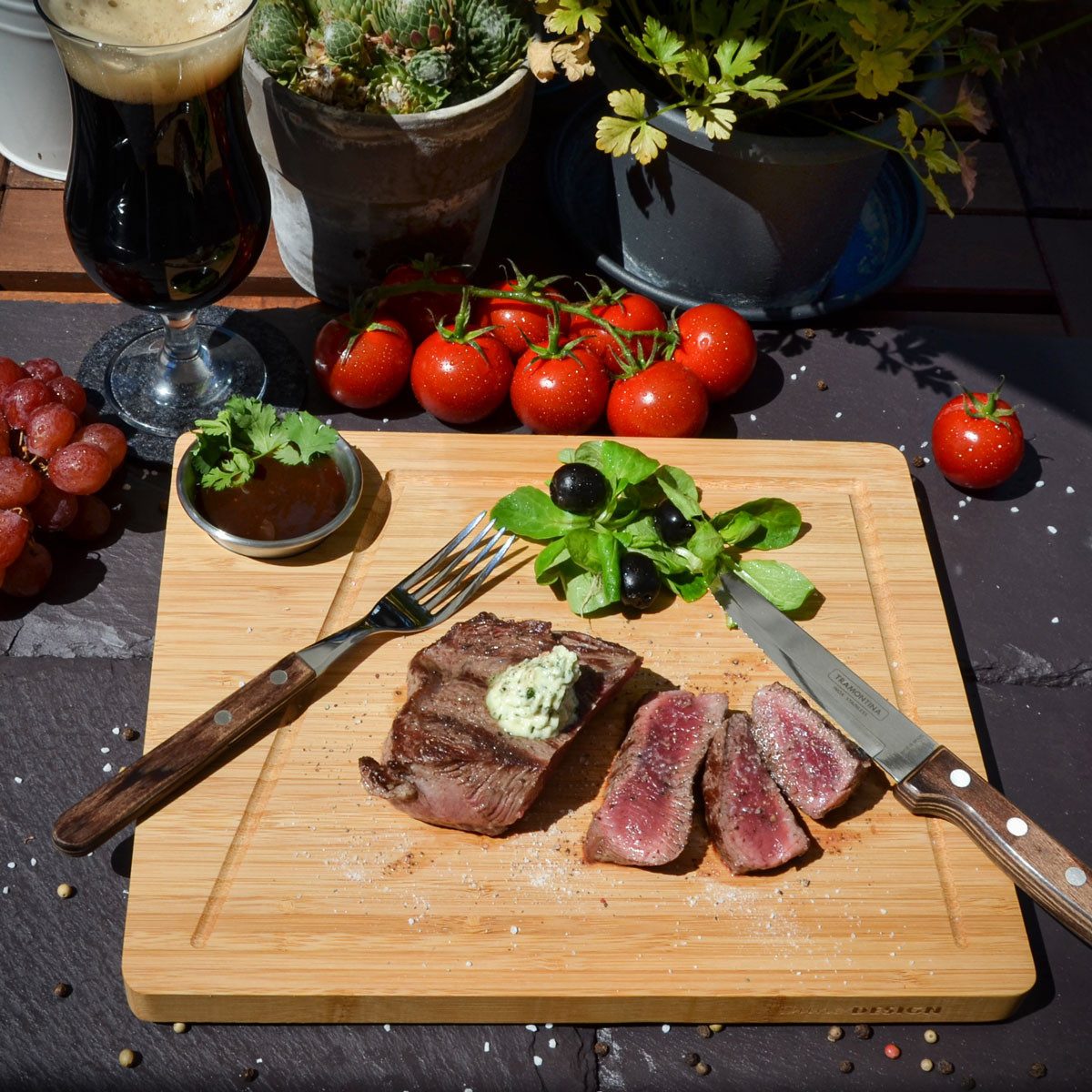 DuneDesign Schneidebrett 2er Set Bambus Servierbrett - 30x25 Brett mit Saftrille & Dip-Schalen, Bambus, Holz Steakbrett - Servierbrett Messerschonend & pflegeleicht