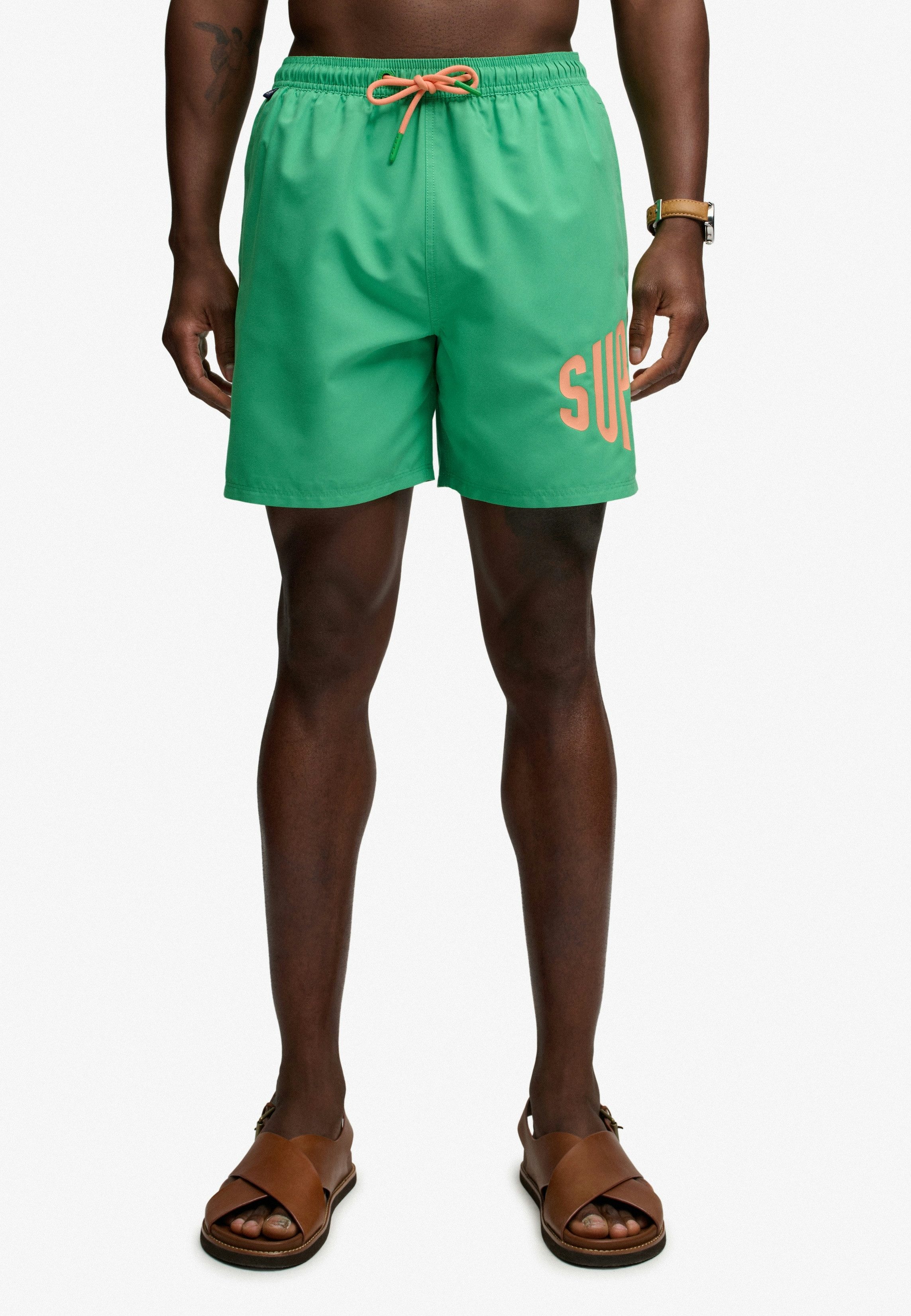 Superdry Badeshorts PRINTED LOGO 16 SWIM SHORT modische Passform, unifarbenes Design, aus Polyester, pflegeleicht