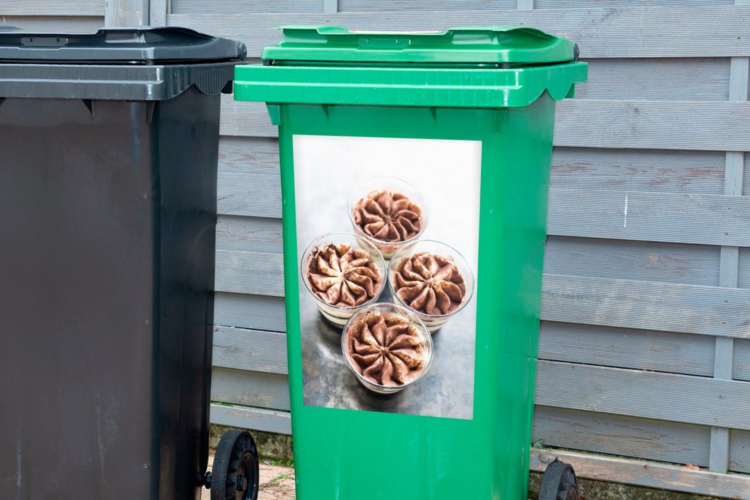 Wandsticker (1 in Abfalbehälter Mülleimer-aufkleber, Form Tiramisu-Desserts Mülltonne, mit Glasbechern Container, MuchoWow Vier St), kleine Sticker, einer