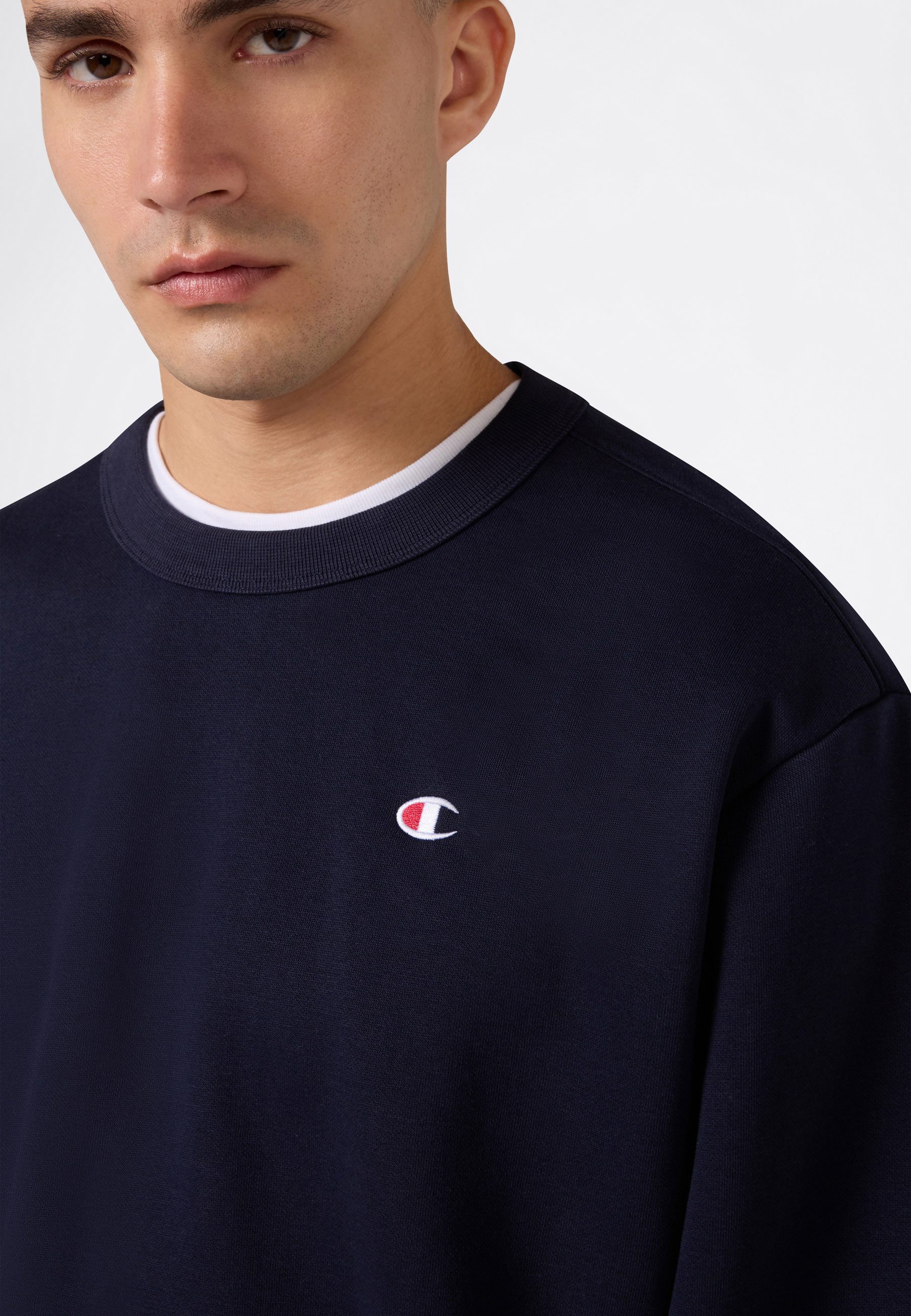 Champion Sweatshirt SPORTWEAR CREWNECK Relax Fit Langarm-Design, Crewneck-Ausschnitt, aus Baumwolle und Polyester