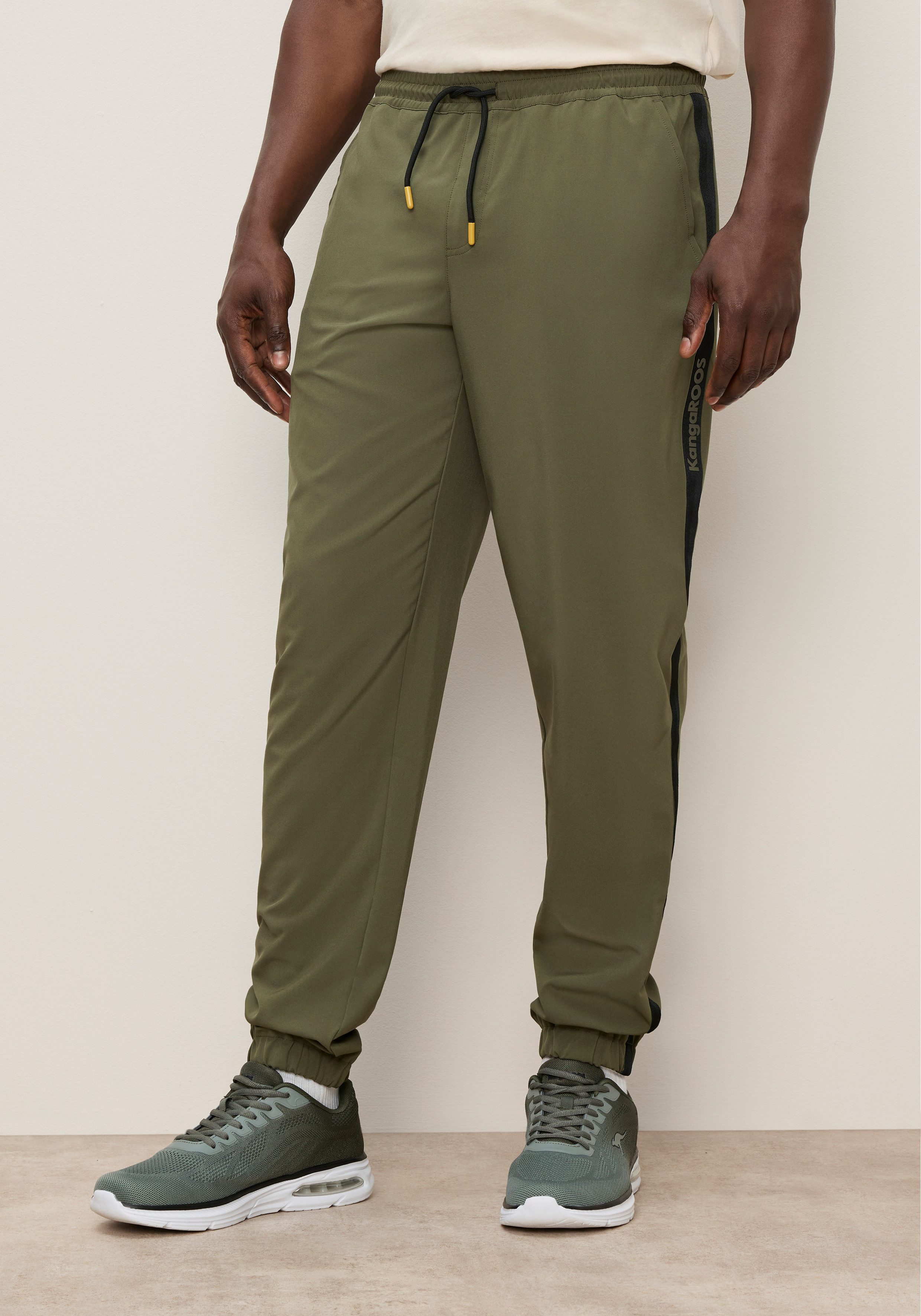 KangaROOS Jogger Pants Slim Fit, mit schmaler Beinform, auch in großen Größen
