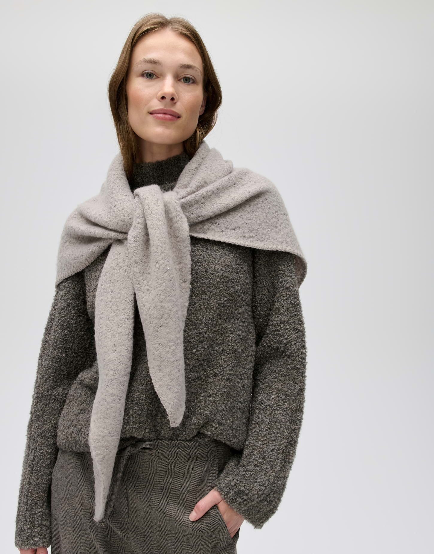 OPUS Strickschal Amadsi scarf aus Polyester, Großzügiges Dreieckstuch zum vielseitigen Drapieren im Alltag