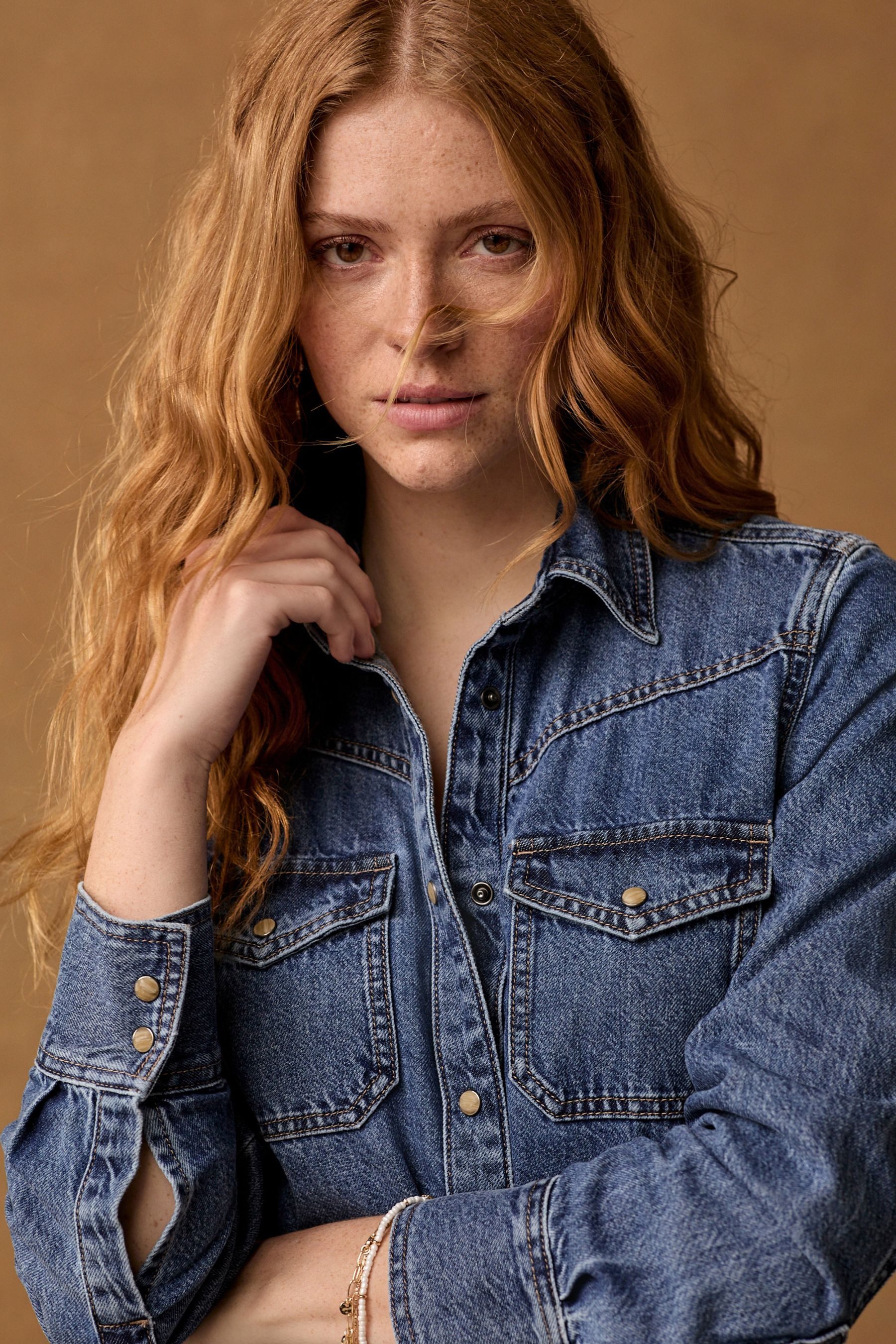 Next Jeanskleid Jeans-Midikleid mit gestuftem Frontsaum (1-tlg)