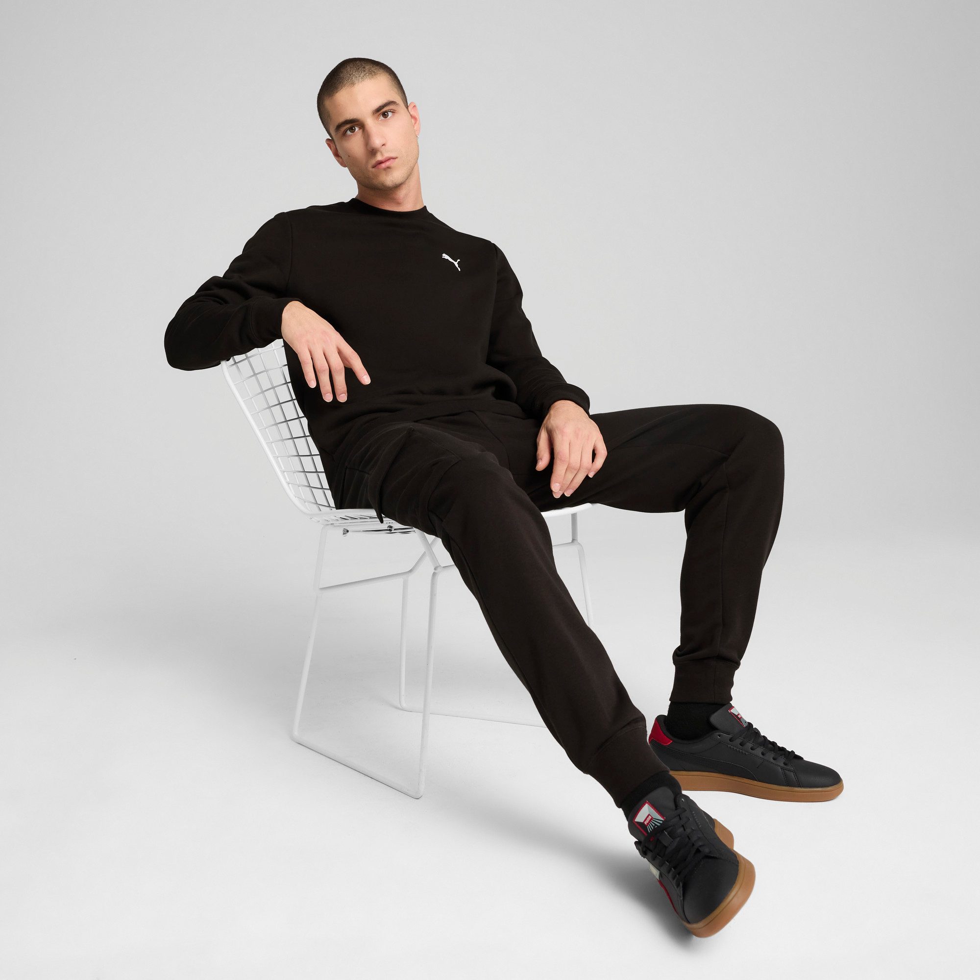 PUMA Langarmshirt ESS CREW FL Regular Fit, sportlicher Stil, Rundhalsausschnitt, gesticktes Logo