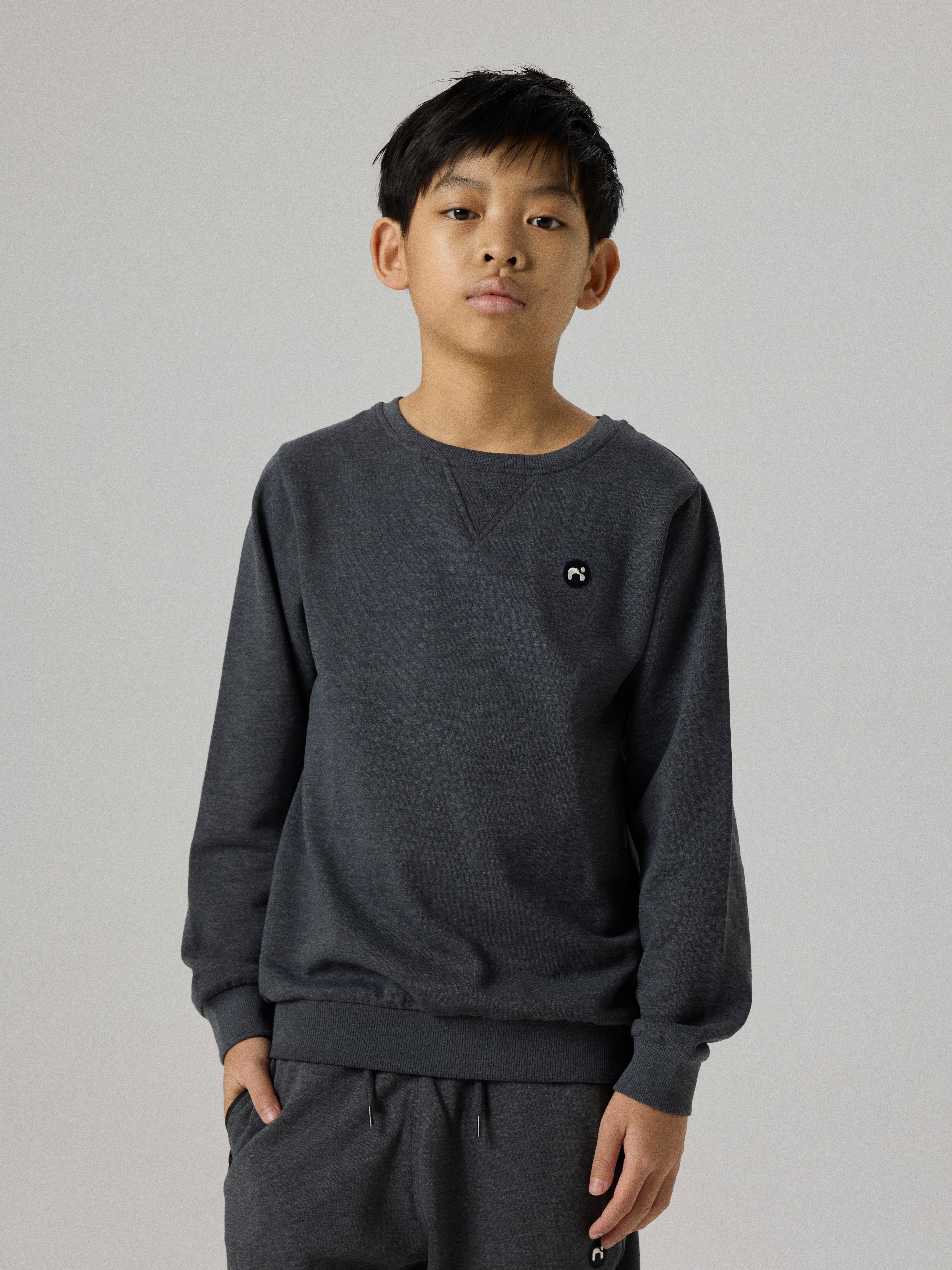 Name It Sweatshirt NKMVIMO für Jungen mit Bündchen und klassischer Form unifarben, casual, regular fit, Baumwollmischung, Rundhals – Bild 2 von 5