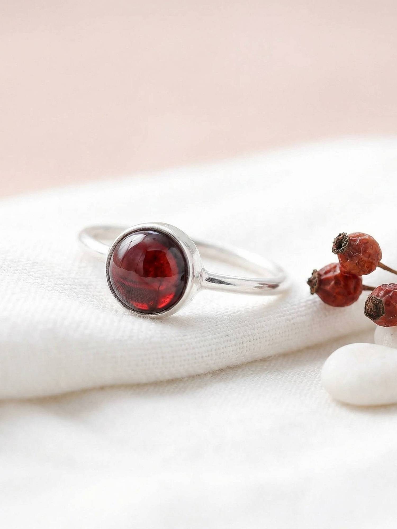 mantraroma Silberring SAMA rund aus 925 Silber mit Granat (Ring mit Schmuckbeutel), Damenring aus 925er Silber – Bild 2 von 5