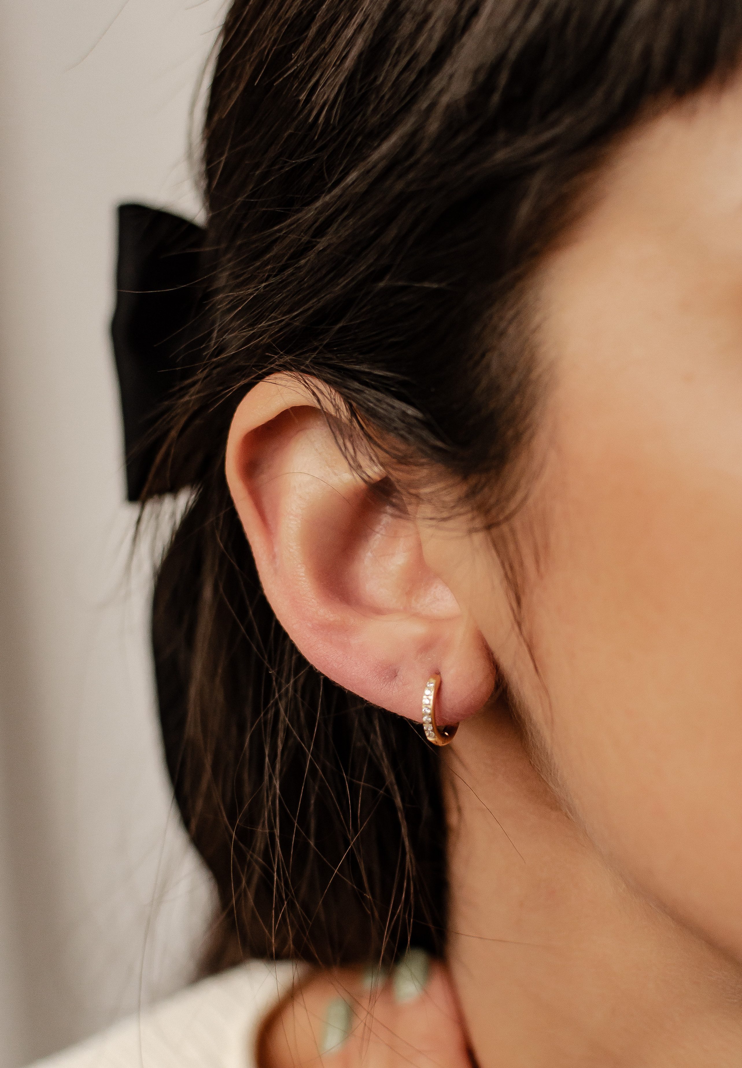 Hey Happiness Paar Creolen Damen Zirkonia, Edelstahl Ohrringe Klein Mittel 18K vergoldet, Klappcreolen in Gold Kristalle rund, wasserfest