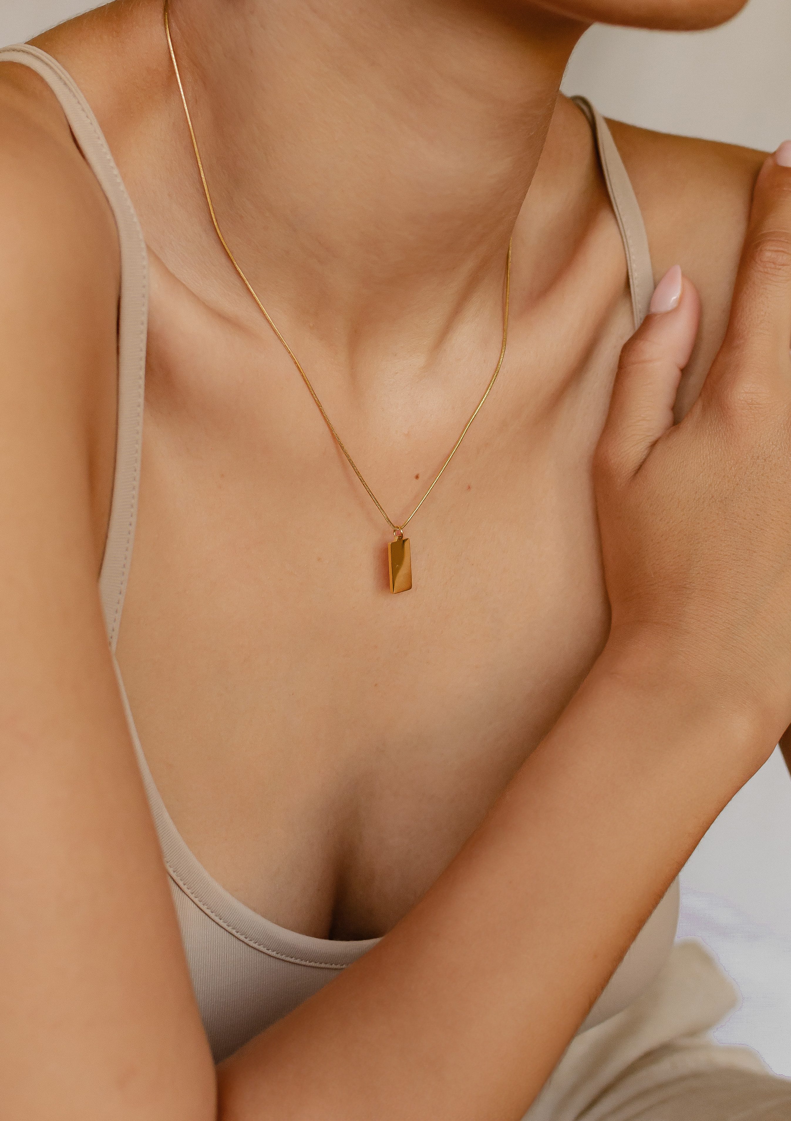 Hey Happiness Kette mit Anhänger Viereck Plättchen, 18K Roségold vergoldet, Damen Kette Edelstahl Rechteck Geo Charm, wasserfest