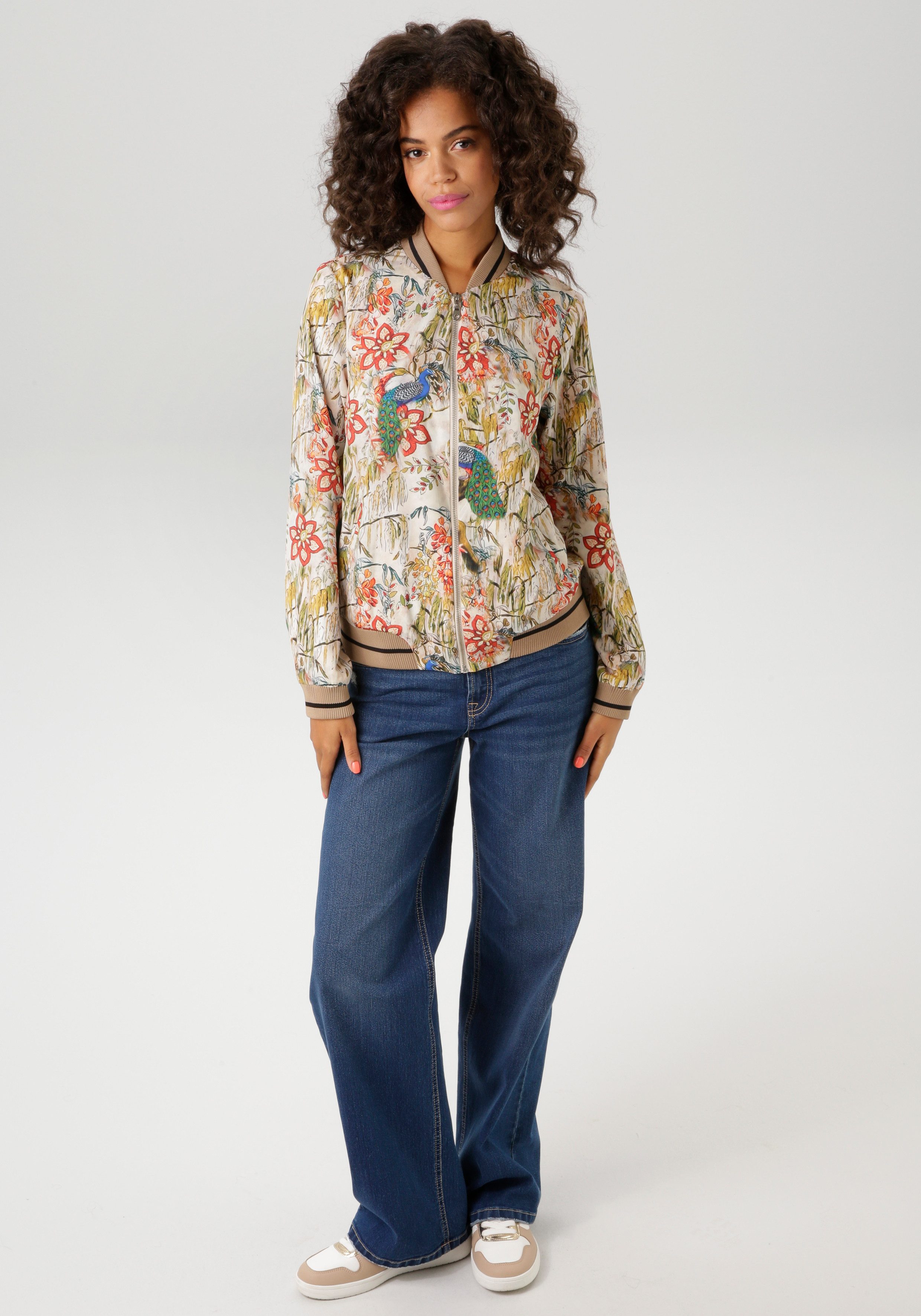 Aniston CASUAL Blouson mit farbenfrohen Pfauen und Blumen bedruckt – Bild 4 von 5