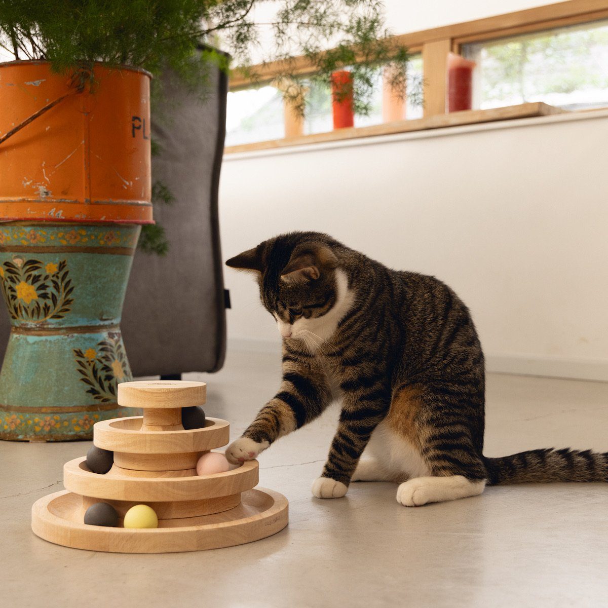 Designed By Lotte Tier-Intelligenzspielzeug Katzenspielzeug Spielturm Mia Holz braun