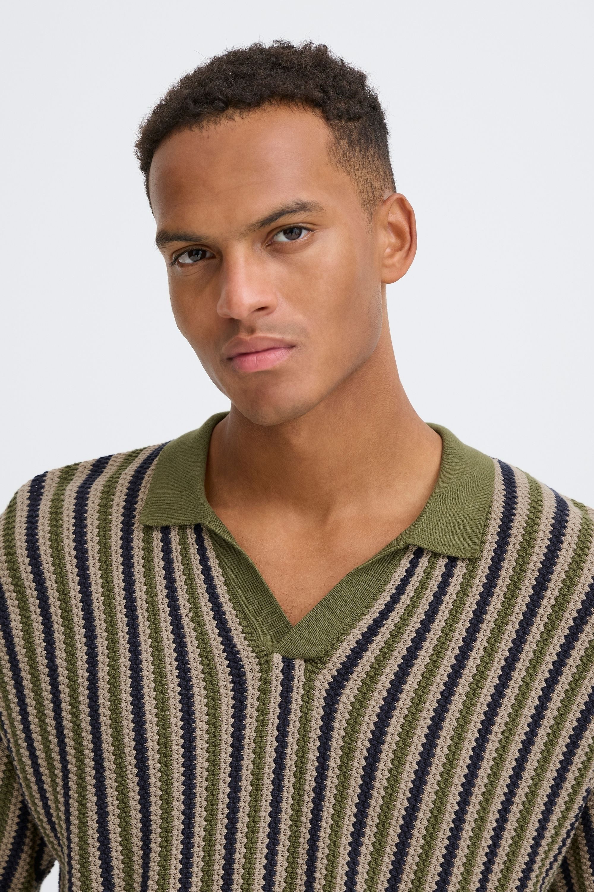 Blend Poloshirt BHCarly Modernes Strick-T-Shirt mit Polokragen