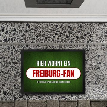 Fußmatte Hier wohnt ein Freiburg Fan Fußmatte mit Rasen Motiv Fußball Tor, speecheese