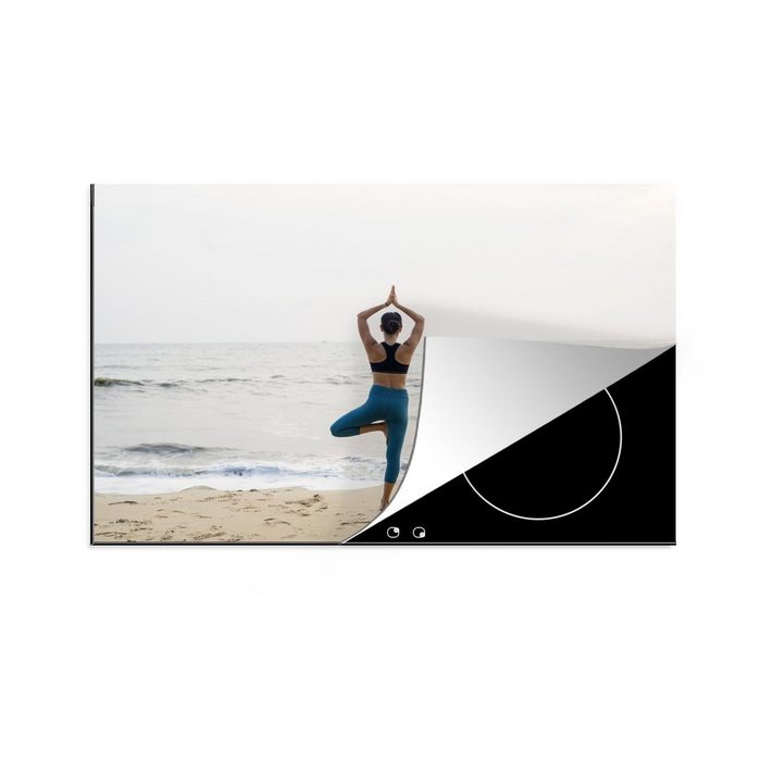 MuchoWow Herdblende-/Abdeckplatte Eine Frau am Strand beim Yoga Vinyl (1 tlg) Ceranfeldabdeckung für die küche Induktionsmatte