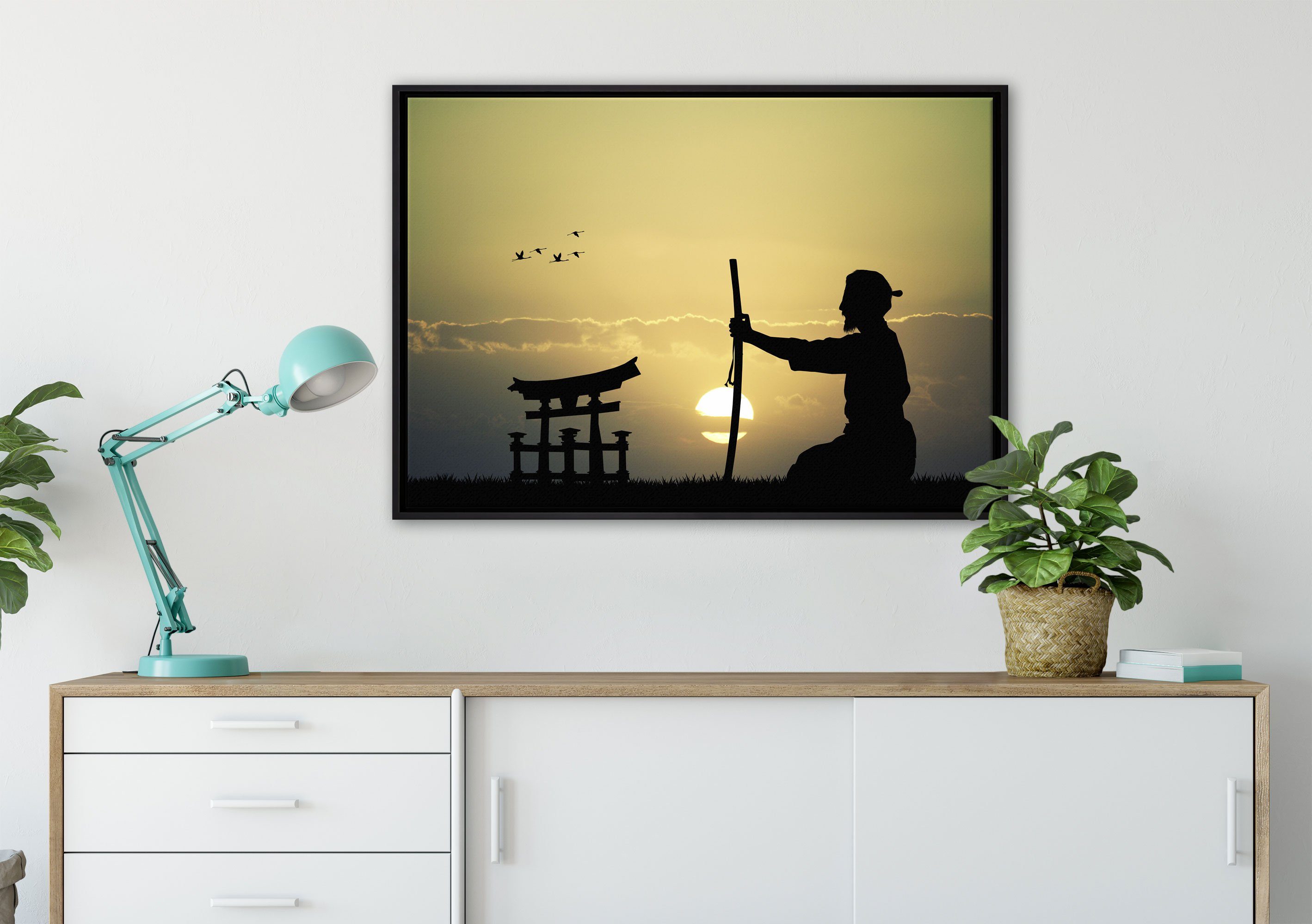 einem bespannt, Leinwandbild gefasst, Zackenaufhänger Leinwandbild vor St), fertig Pixxprint Samurai-Meister in Schattenfugen-Bilderrahmen inkl. (1 Horizont, Wanddekoration