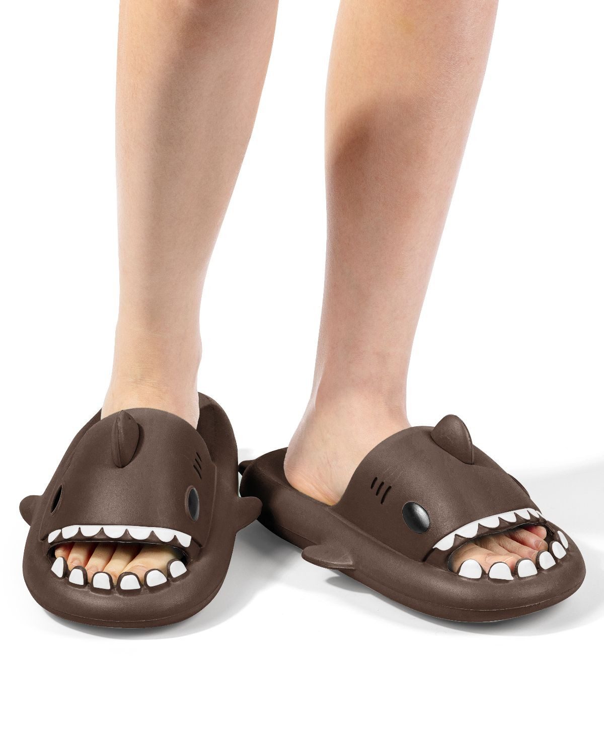 Corimori Bequeme Hai Badeschuhe im Haifisch-Design Badeschuh (Packung, Geschenk) lustige, rutschfeste, schnell trocknende Badeschlappen EU Größe 40-41