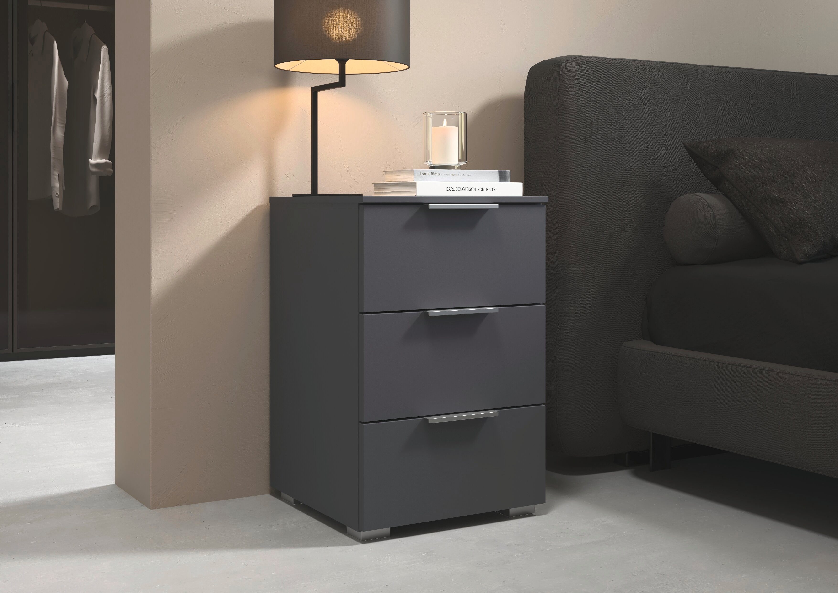 rauch Nachtkommode Nachttisch Nachtkonsole CORTONA mit Dekor-Front (Breite 40 cm inkl. Soft-Close-Funktion), mit 3 geräumigen Schubladen, Kantengriff aus Metall MADE IN GERMANY