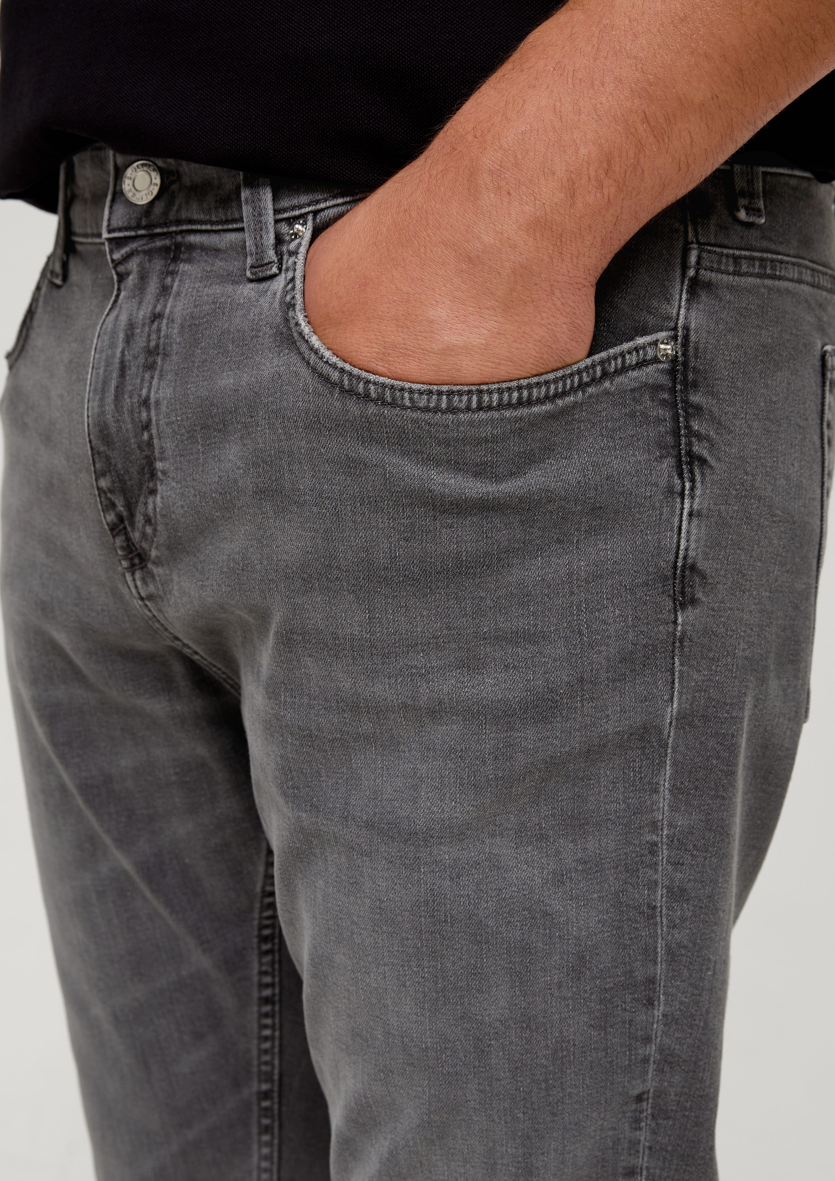 als mit 5-Pocket-Form, Mid Jeans einen hat Straight Rise Verschluss, in Knopf Fit / Stoffhose Leg, Relaxed s.Oliver Casby Reißverschluss / /