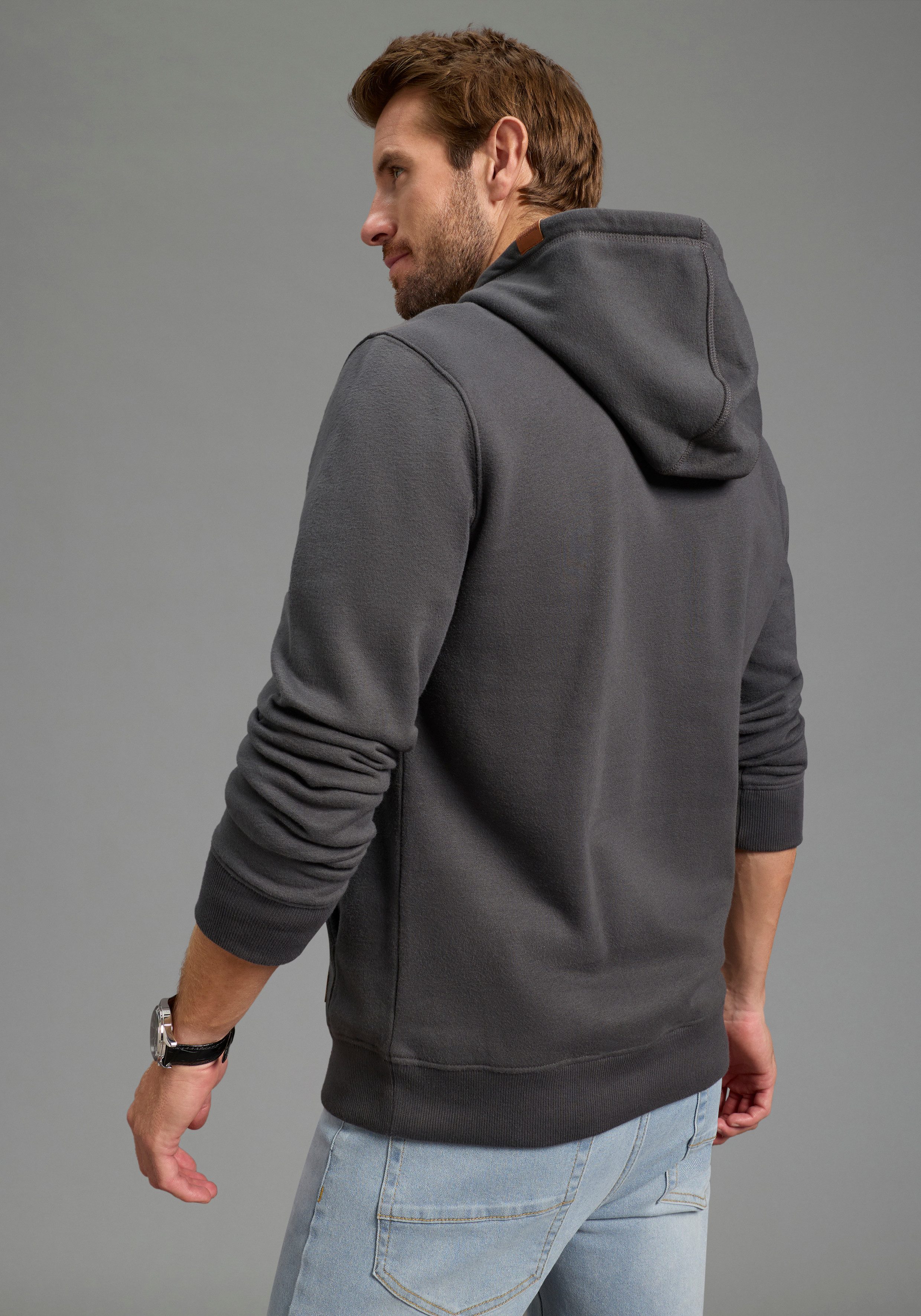 KangaROOS Kapuzensweatshirt mit Kapuze und Kordelzug, mit Kängurutasche, Langarm-Design