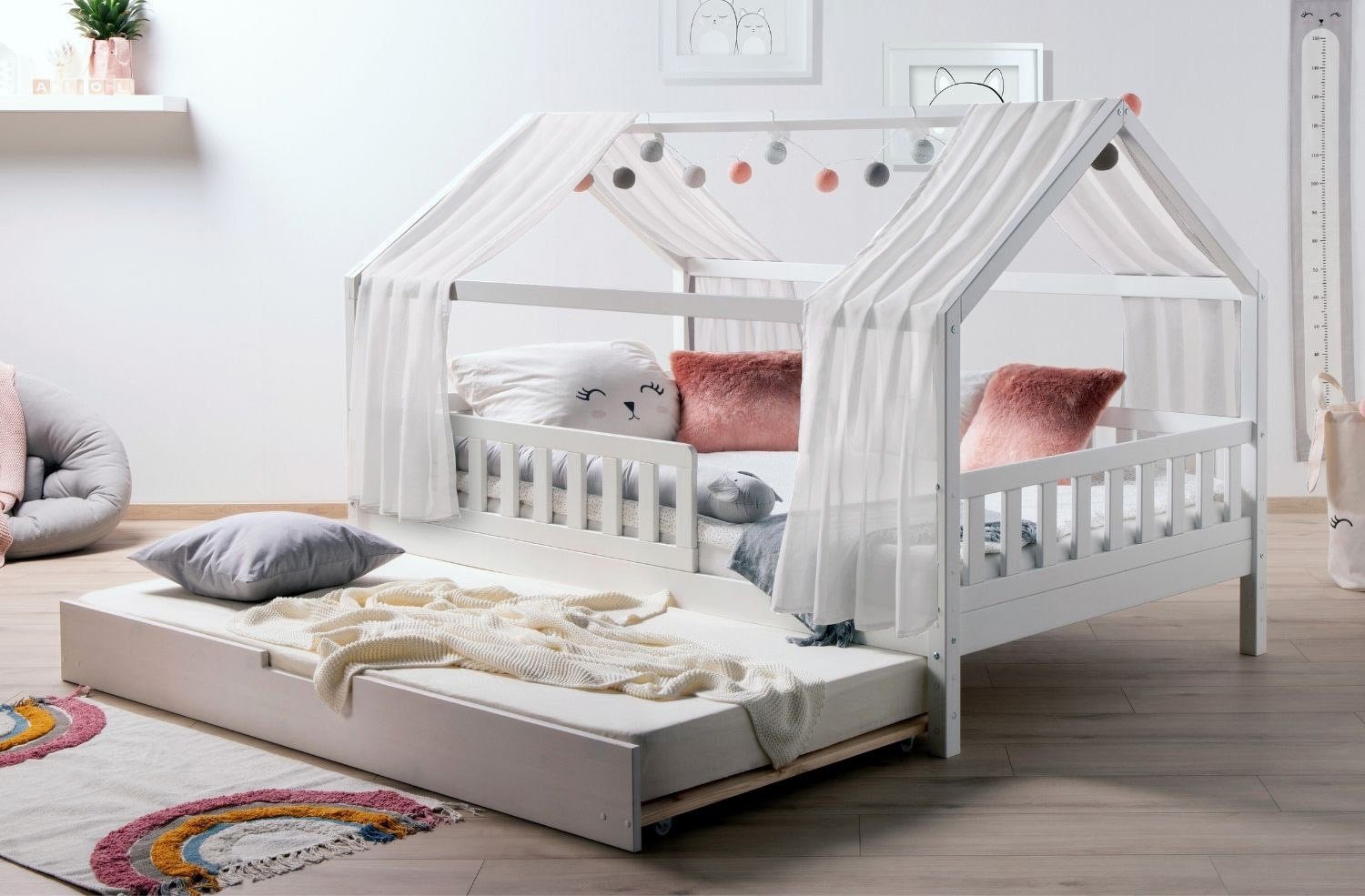 Ticaa Hausbett Kim mit Rausfallschutz und Zusatzbett aus Kiefer, Kinderbett 90x200, inkl. Tüll-Set, mit Rollrost