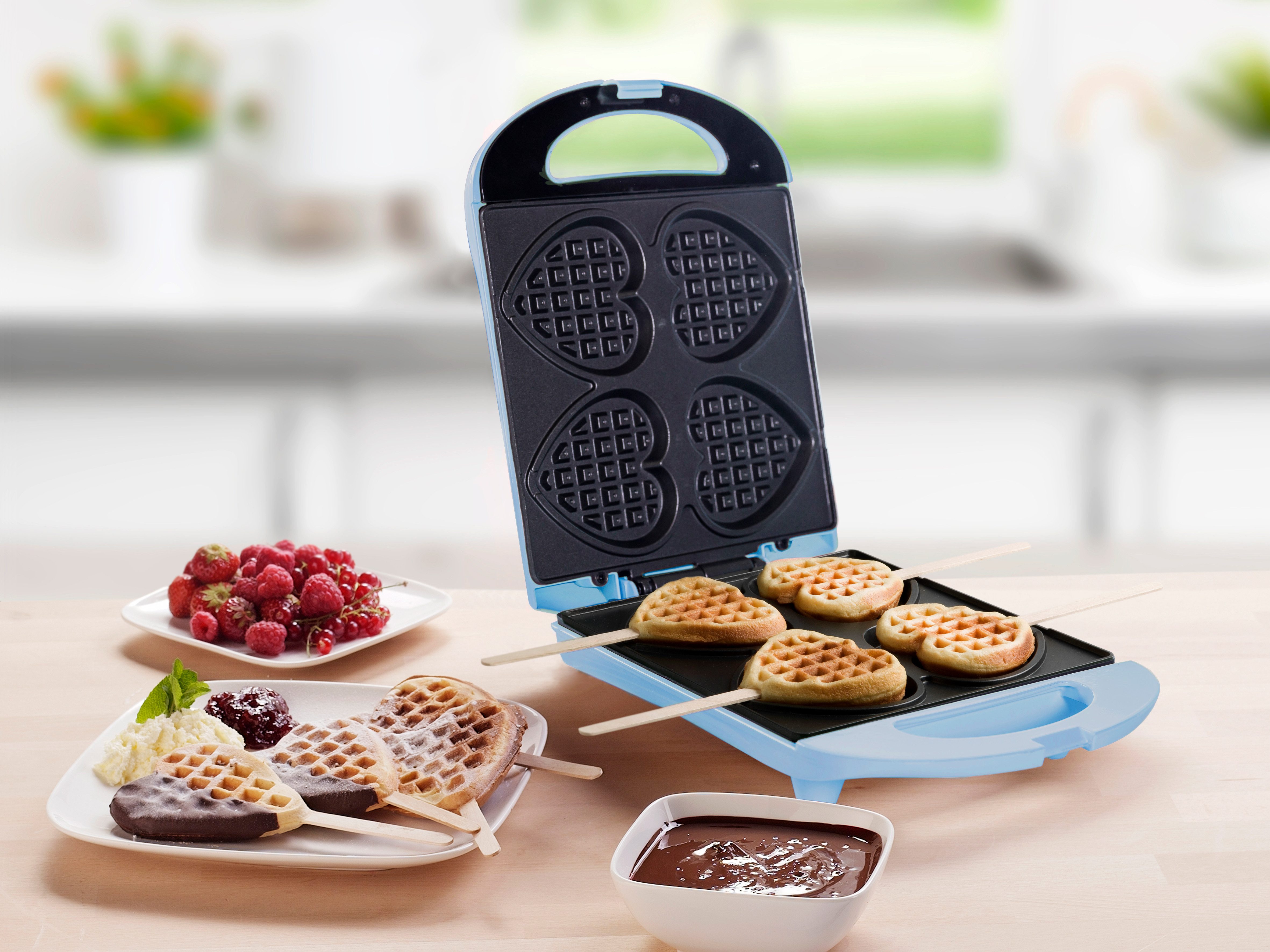 bestron Waffeleisen DSW271, 780 W, Herzwaffeln am Stiel – 780 W, inkl. Stäbchen