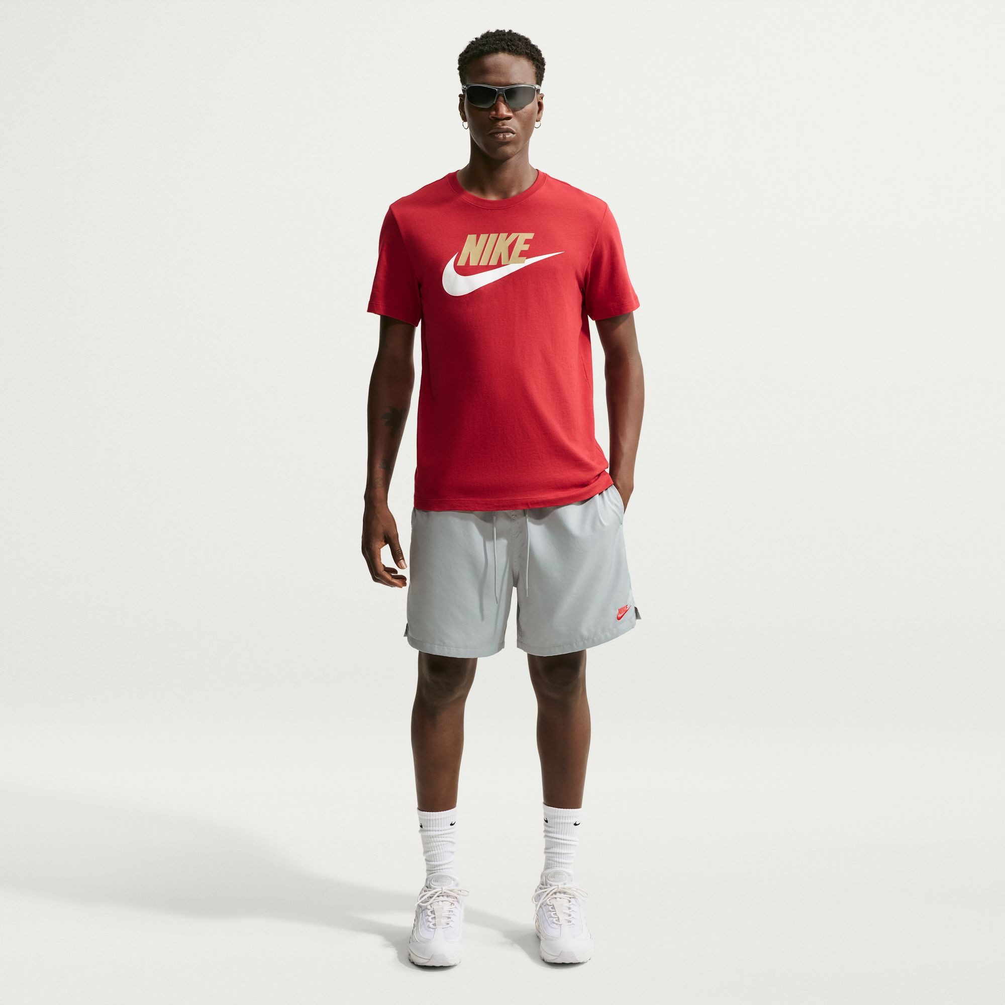 Nike Sportswear Shorts Nike Club Men's Woven Flow Shorts mit Eingrifftaschen und Gesäßtasche, schnell trocknend, pflegeleicht