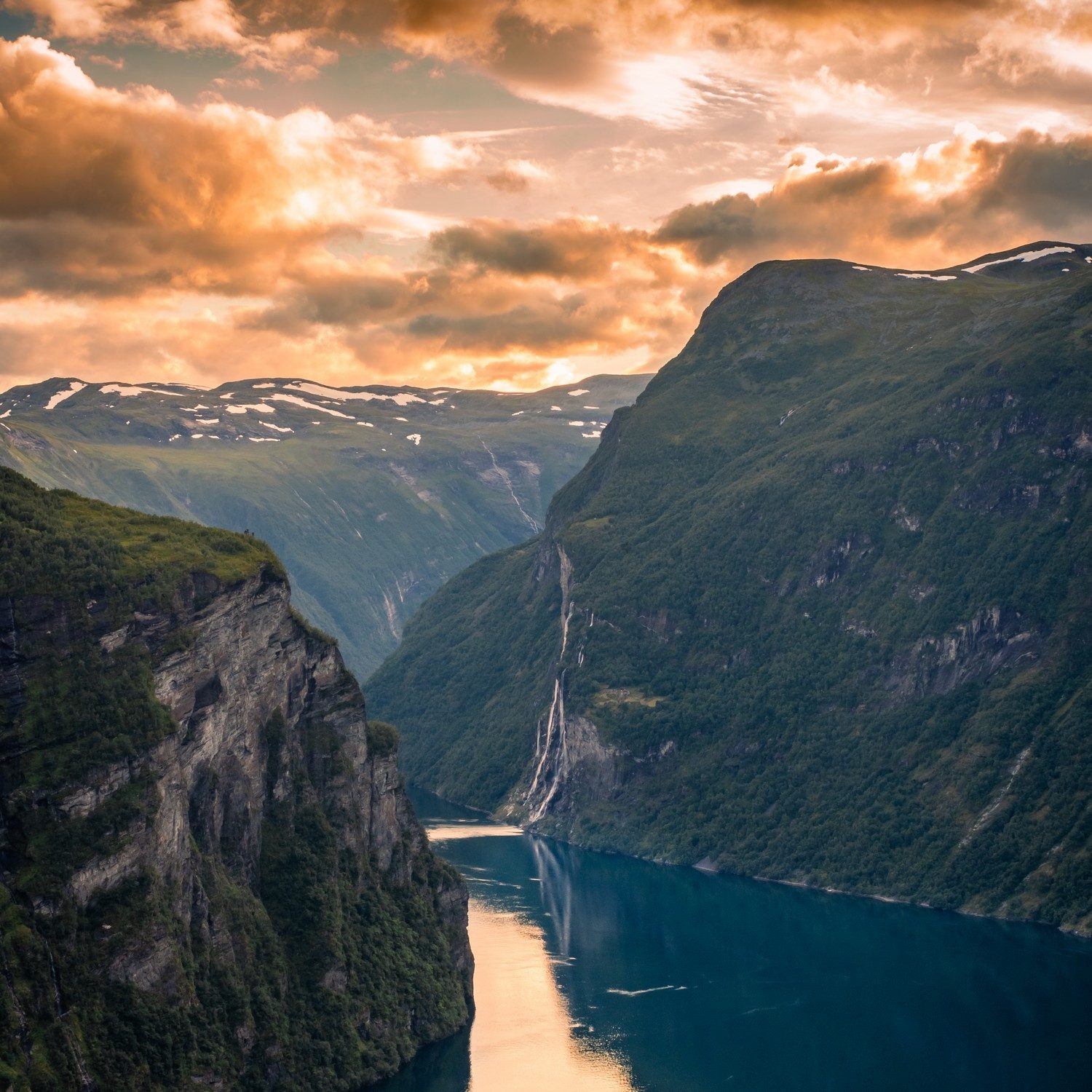 Wallario Möbelfolie Fjord bei Sonnenuntergang