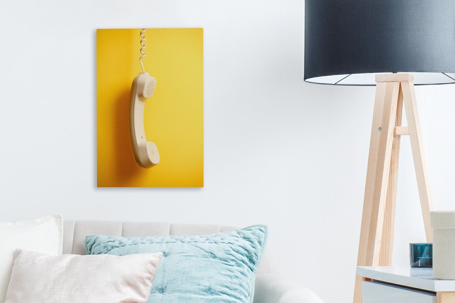 OneMillionCanvasses® Leinwandbild 20x30 inkl. Gemälde, bespannt cm Hörer gelben vor einem Hintergrund, Der fertig Leinwandbild St), Zackenaufhänger, (1 eines Retro-Telefons