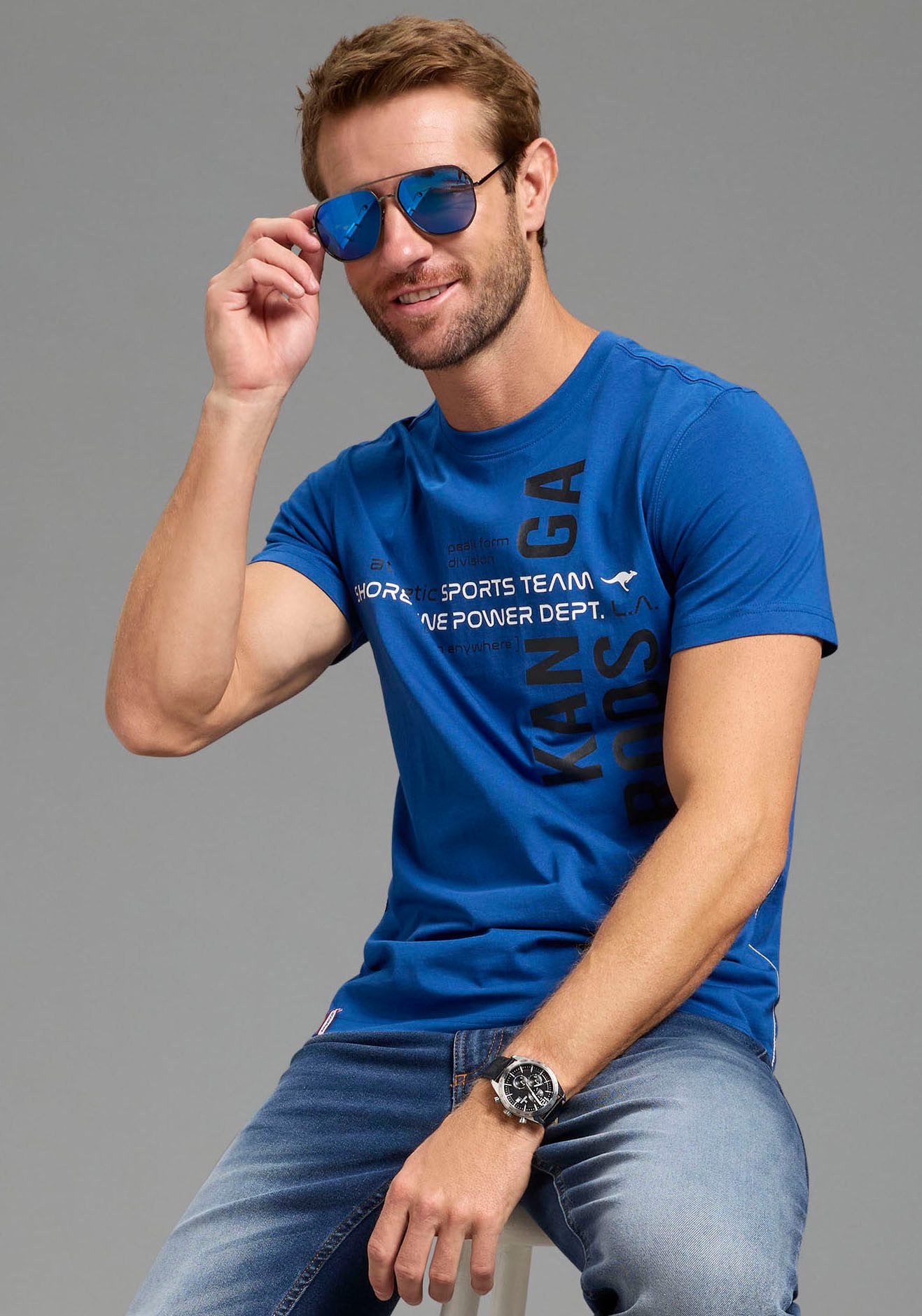 Man's World Sonnenbrille mit Federschanier-Bügeln Trapezform, Vollrand, dunkelgrau glänzender Rahmen und Bügel. € 26,99, (€ 26,99 pro 1 Stk).