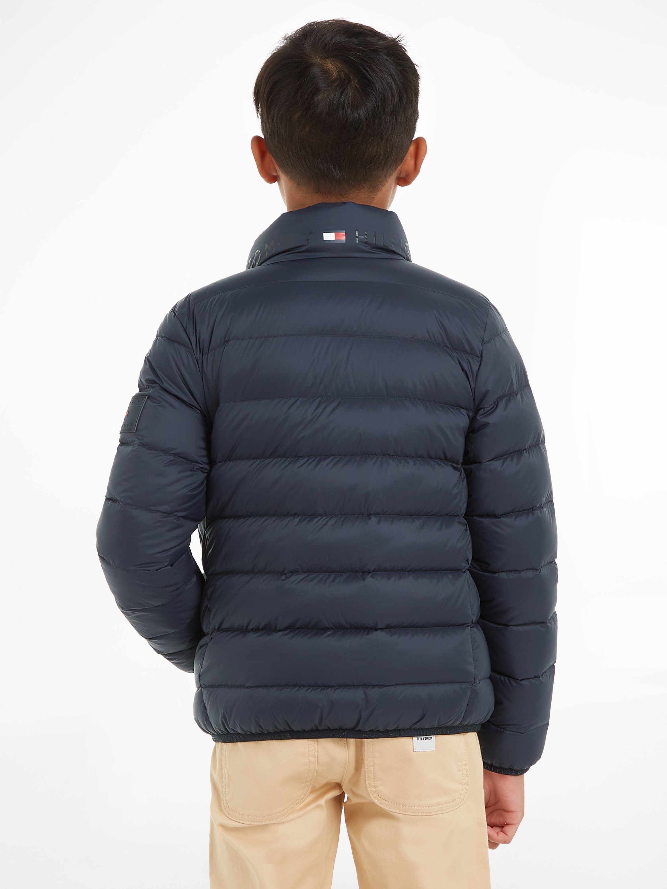 JACKET D Kids U Junior Hilfiger ESSENTIAL Logoschriftzügen MiniMe,mit Kinder LIGHT dezenten Steppjacke Tommy