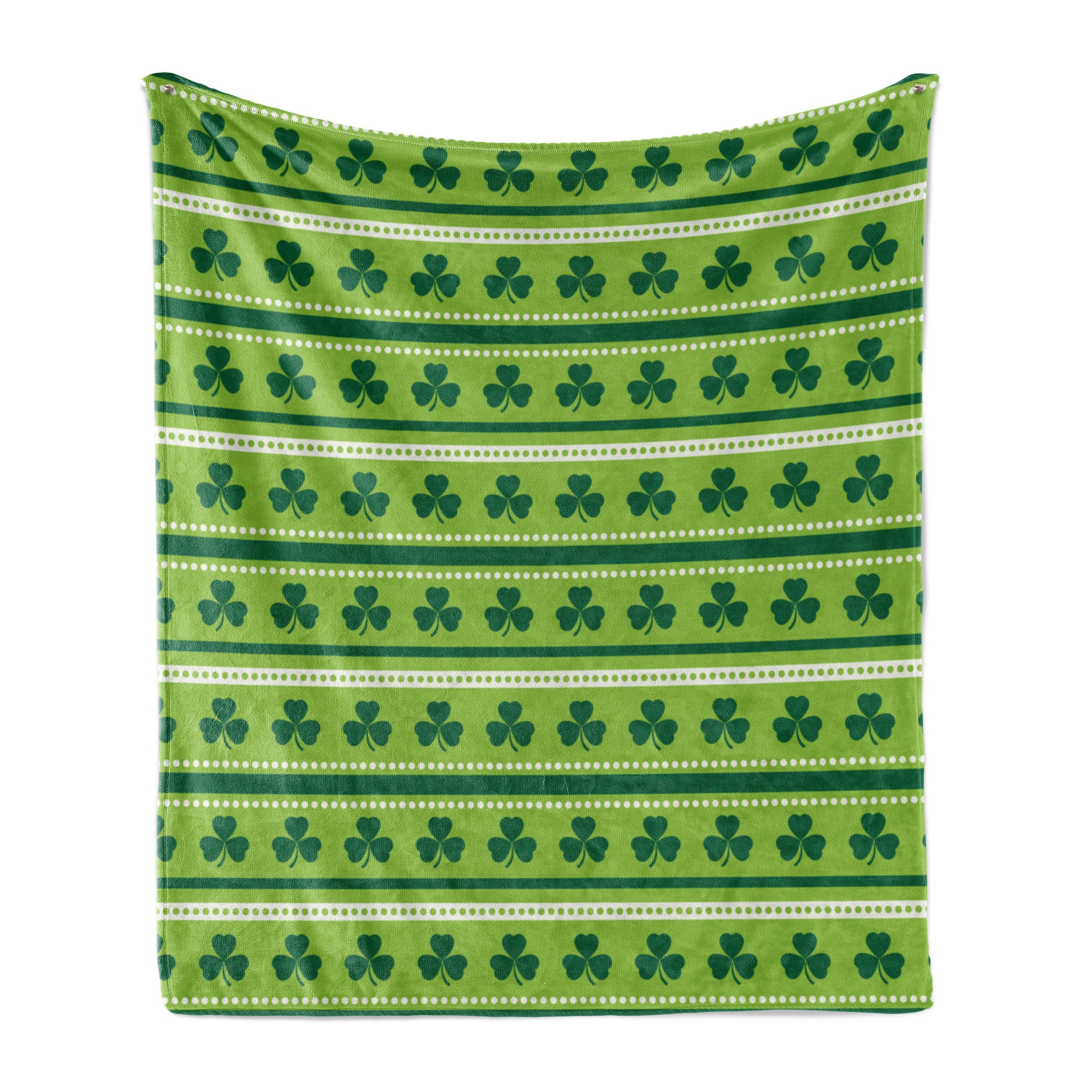 Wohndecke Gemütlicher Plüsch für den Innen- und Außenbereich, Abakuhaus, Grün Traditionelle irische Kleeblätter