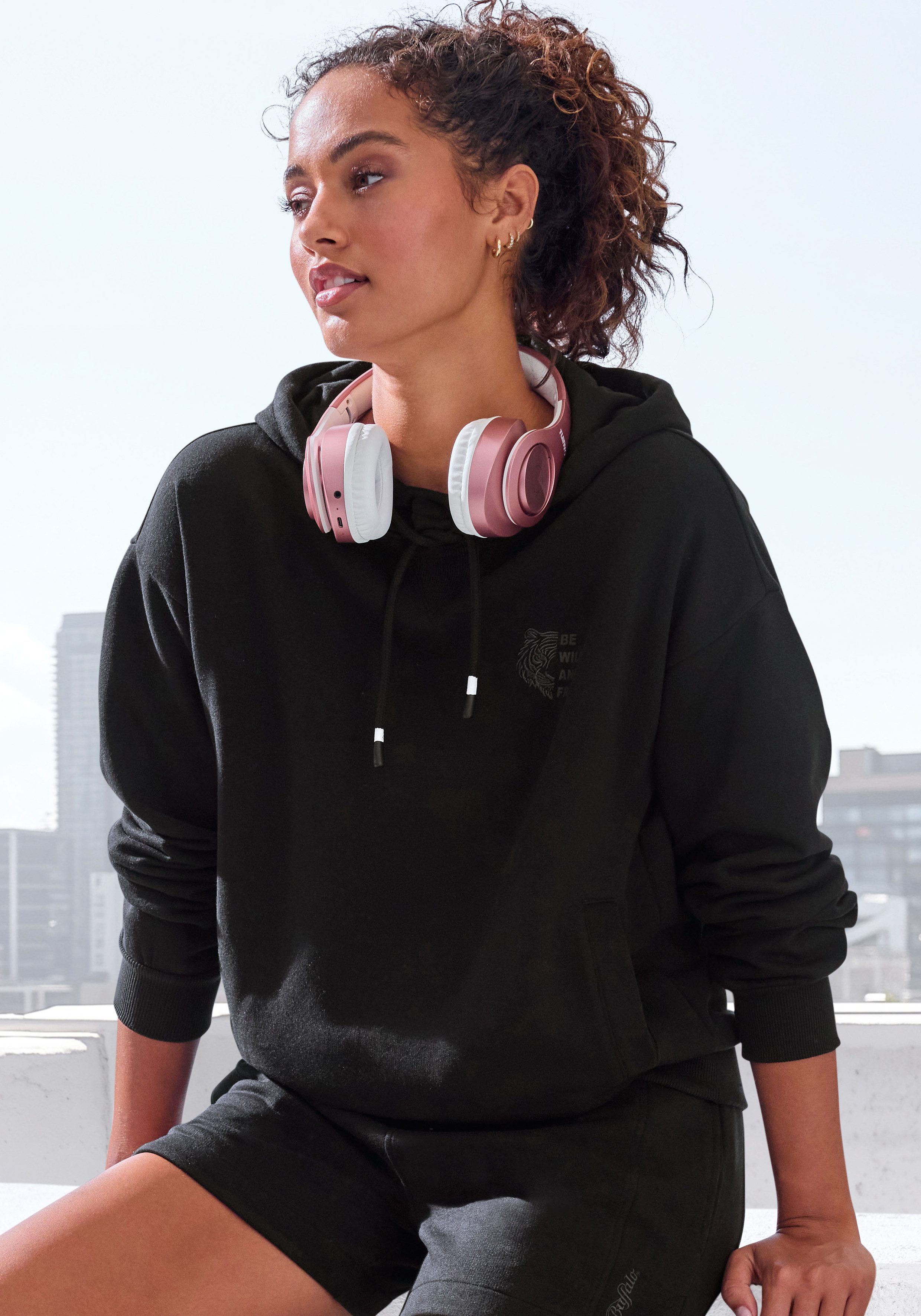 Buffalo Kapuzenpullover mit Kontraststickerei und seitliche Taschen