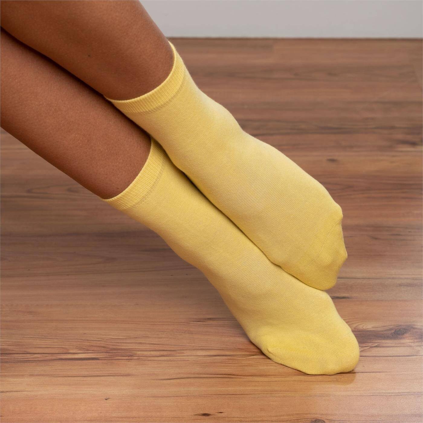 LIVING CRAFTS Socken BETTINA Einmal passenden gepunktet, Uni-Ton einmal Butter im dezent