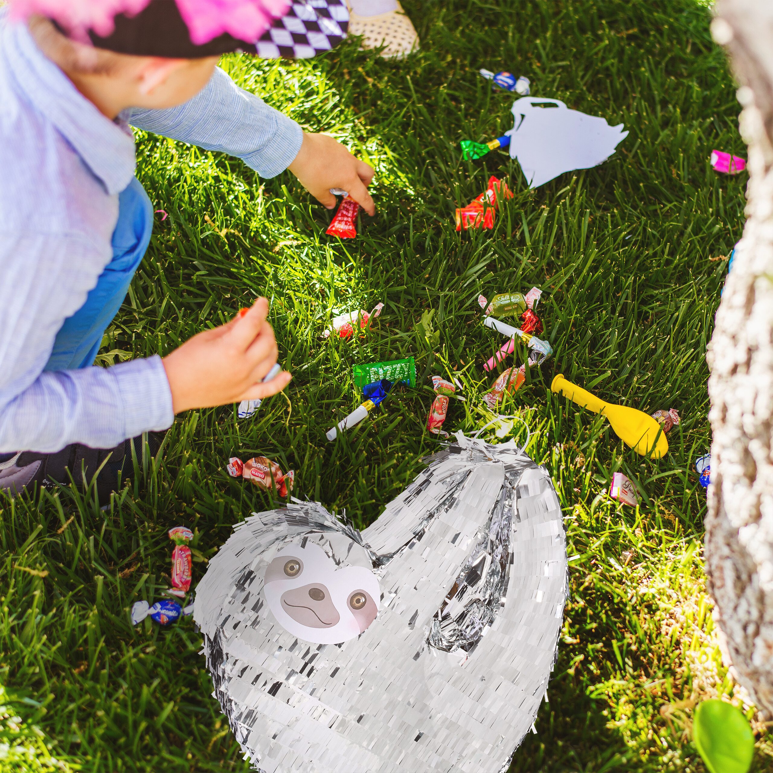 relaxdays Pinata Faultier mit Stab und Maske – Bild 3 von 5