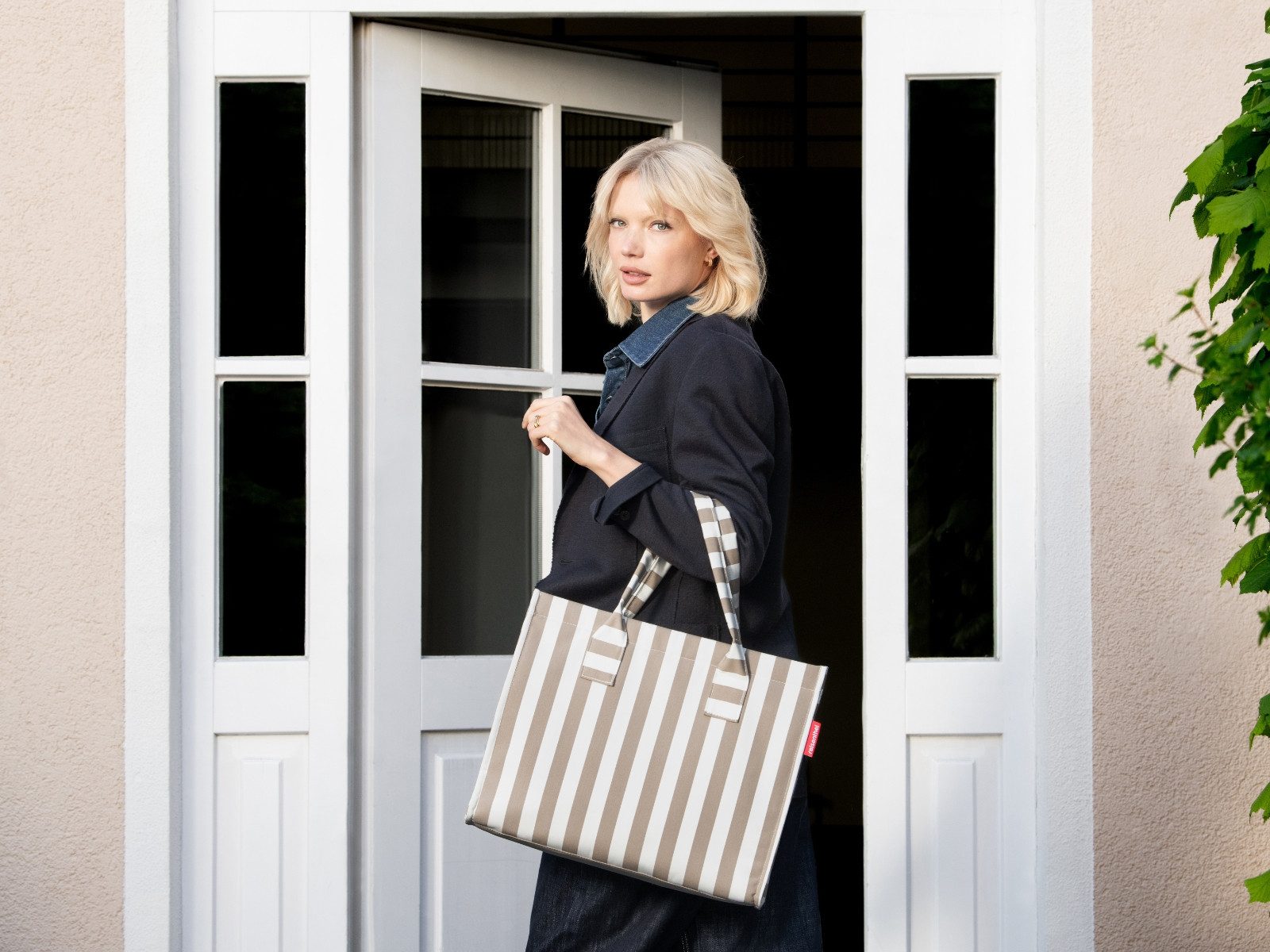 REISENTHEL® Tragetasche daily shopper summerstripes coffee – Bild 4 von 5