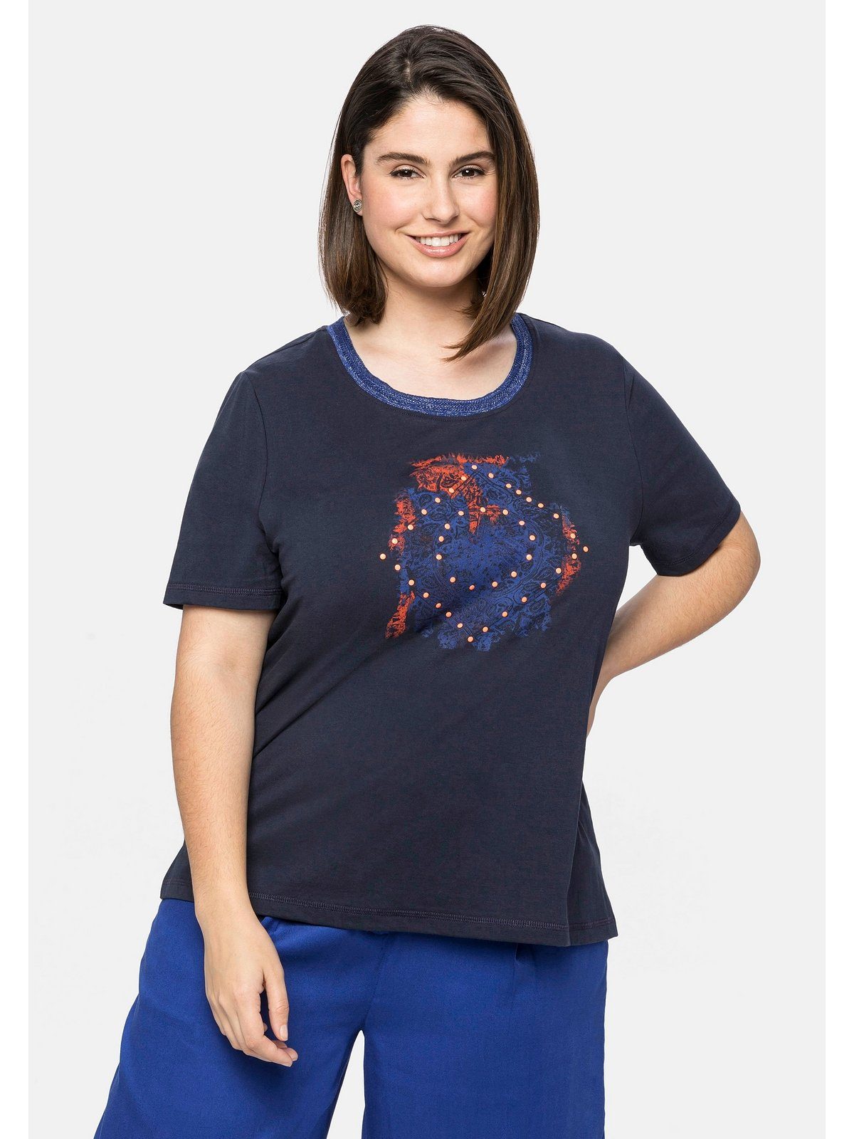 Sheego T-Shirt Große Größen mit Effektgarn am Ausschnitt und modischem Frontdruck nachtblau | T-Shirts