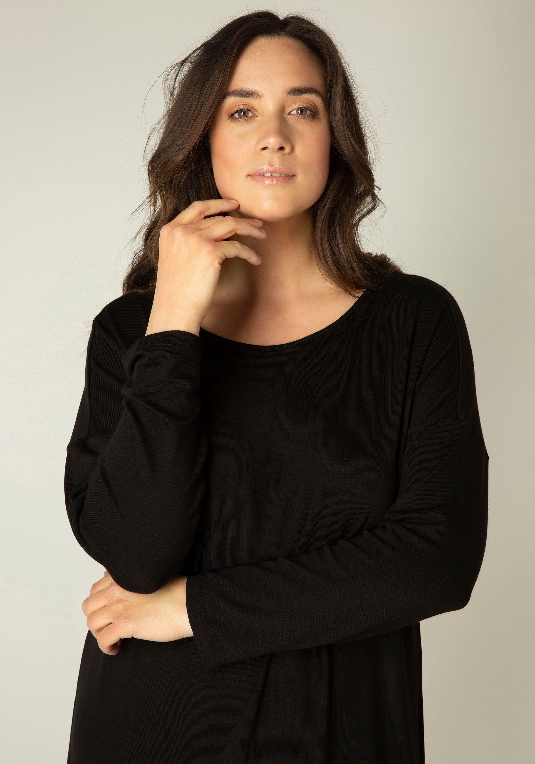 Base Level Curvy Langarmshirt Adele Lang geschnitten mit weitem Ausschnitt black