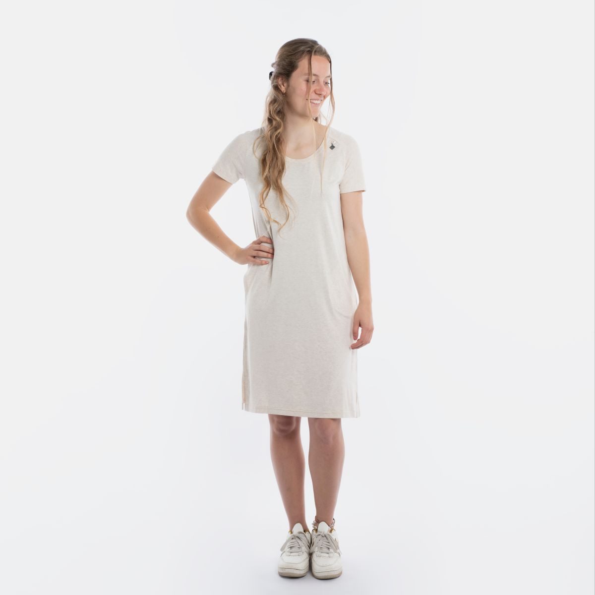 Knit Factory Strickkleid Lily Kleid Beige M (1-tlg) Abendkleid Sommerkleid Strickkleid Modisches Kleid