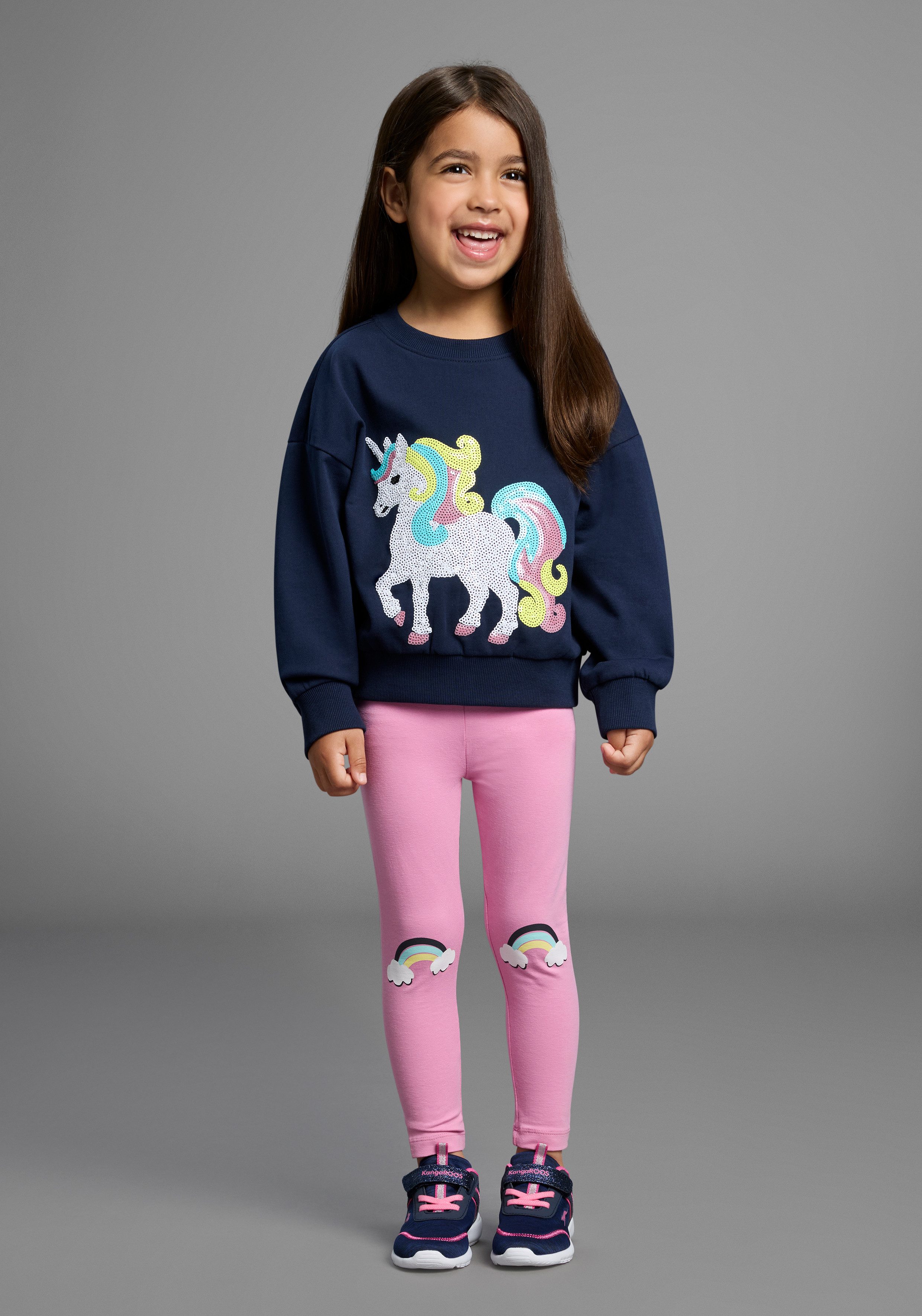 KIDSWORLD Sweatshirt Einhorn-Applikation für kleine Mädchen Sweatshirt mit schimmernden Pailletten-Applikationen – Bild 4 von 5