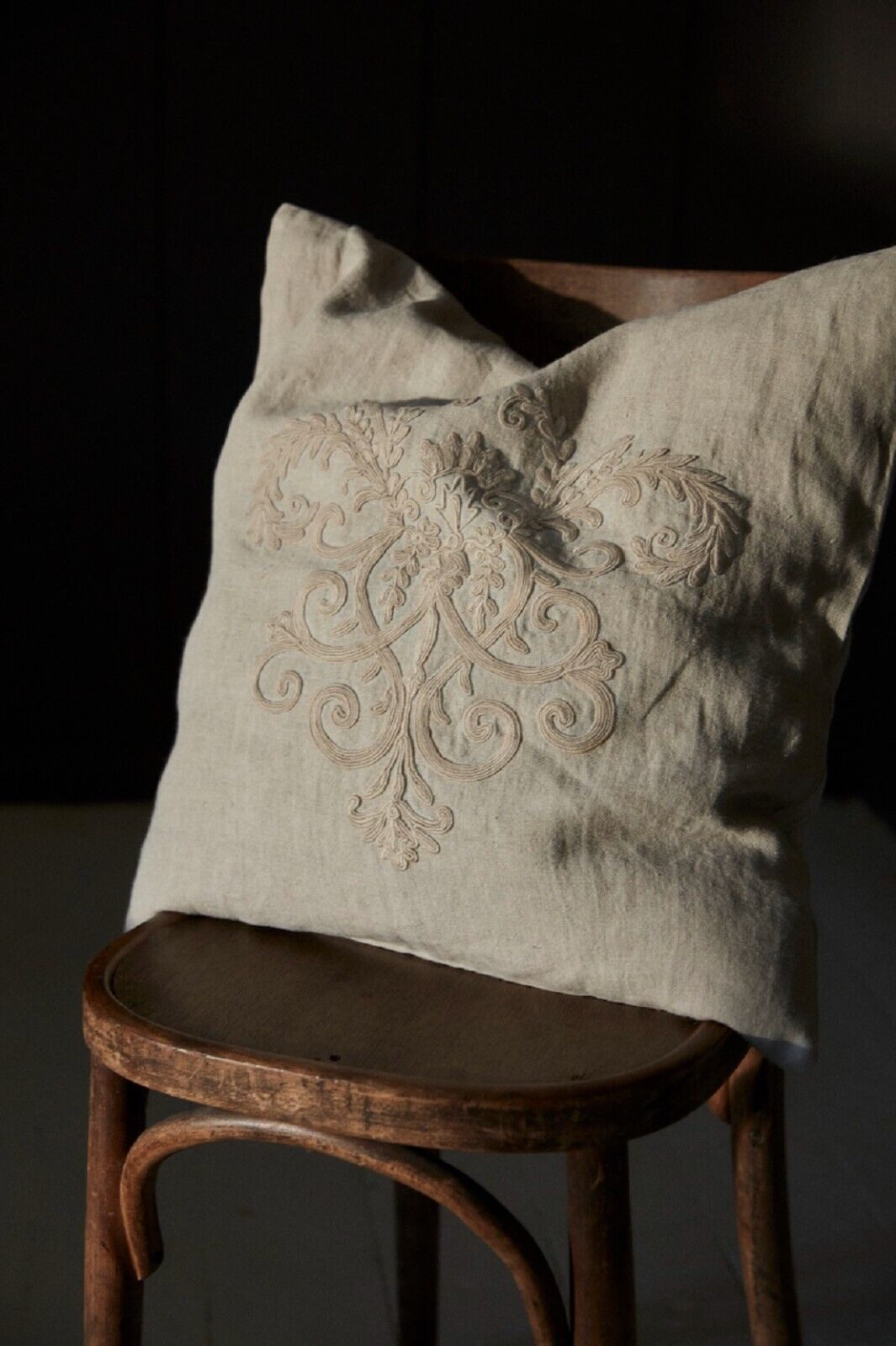Femme Facon Kissenhülle Femme Facon Kissenhülle Floral Linen 50x50cm/Ø50cm Kissen Dekokissen, Kissenhülle 50x50 cm aus Organic Leinen, bestickt, mit Reißverschluss