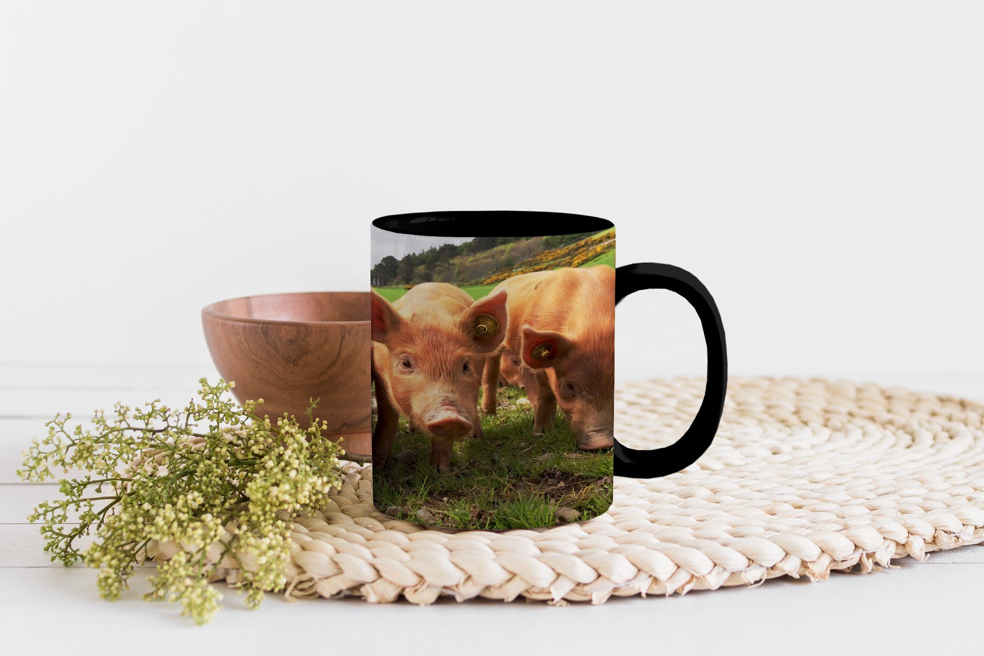 Schwein Tier, Tasse - Kaffeetassen, Gras MuchoWow Keramik, Farbwechsel, - Geschenk Teetasse, Zaubertasse,
