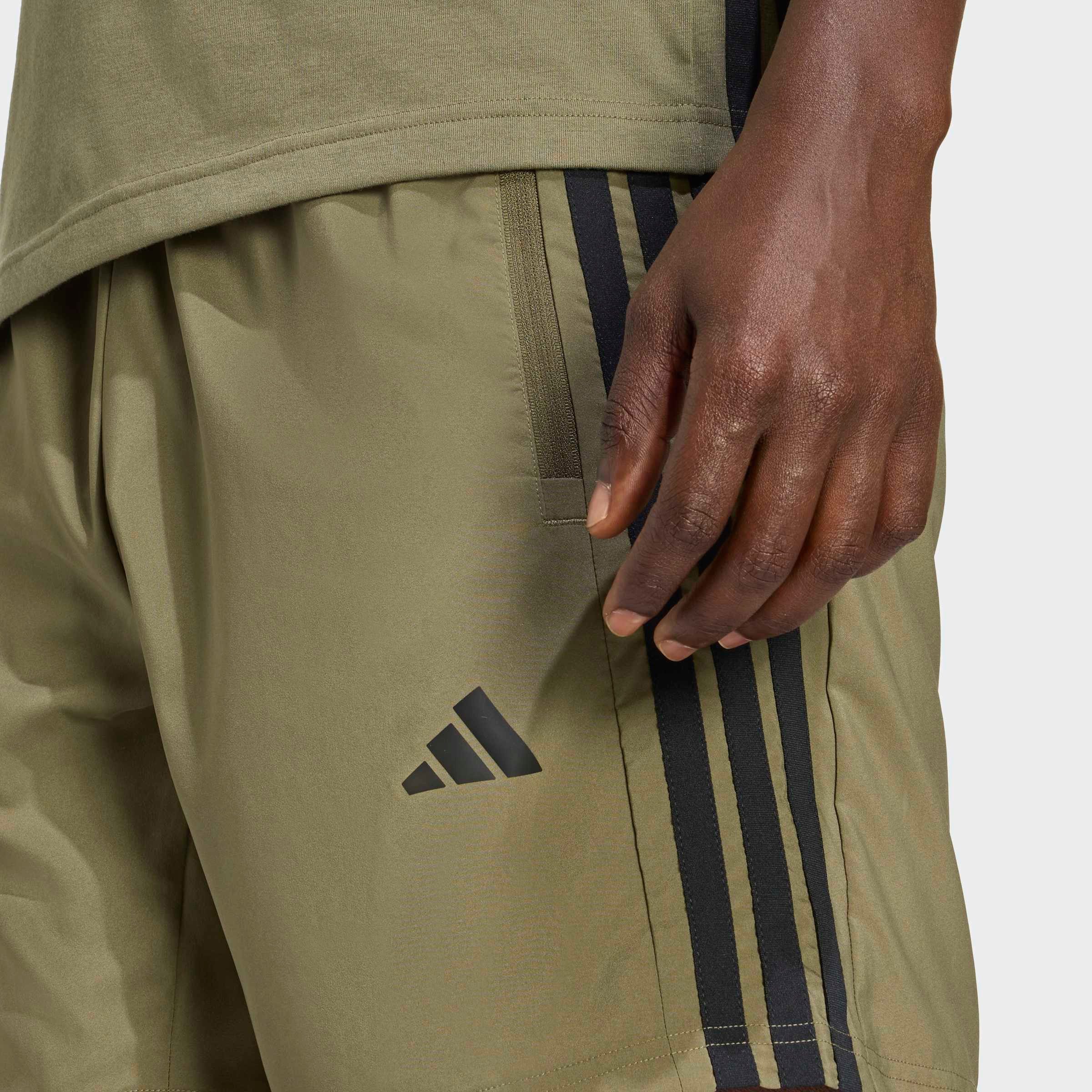 adidas Performance Shorts WORKOUT ESSENTIALS 3-STRIPES WOVEN für Fitness und Sportmode, normal-weite Passform